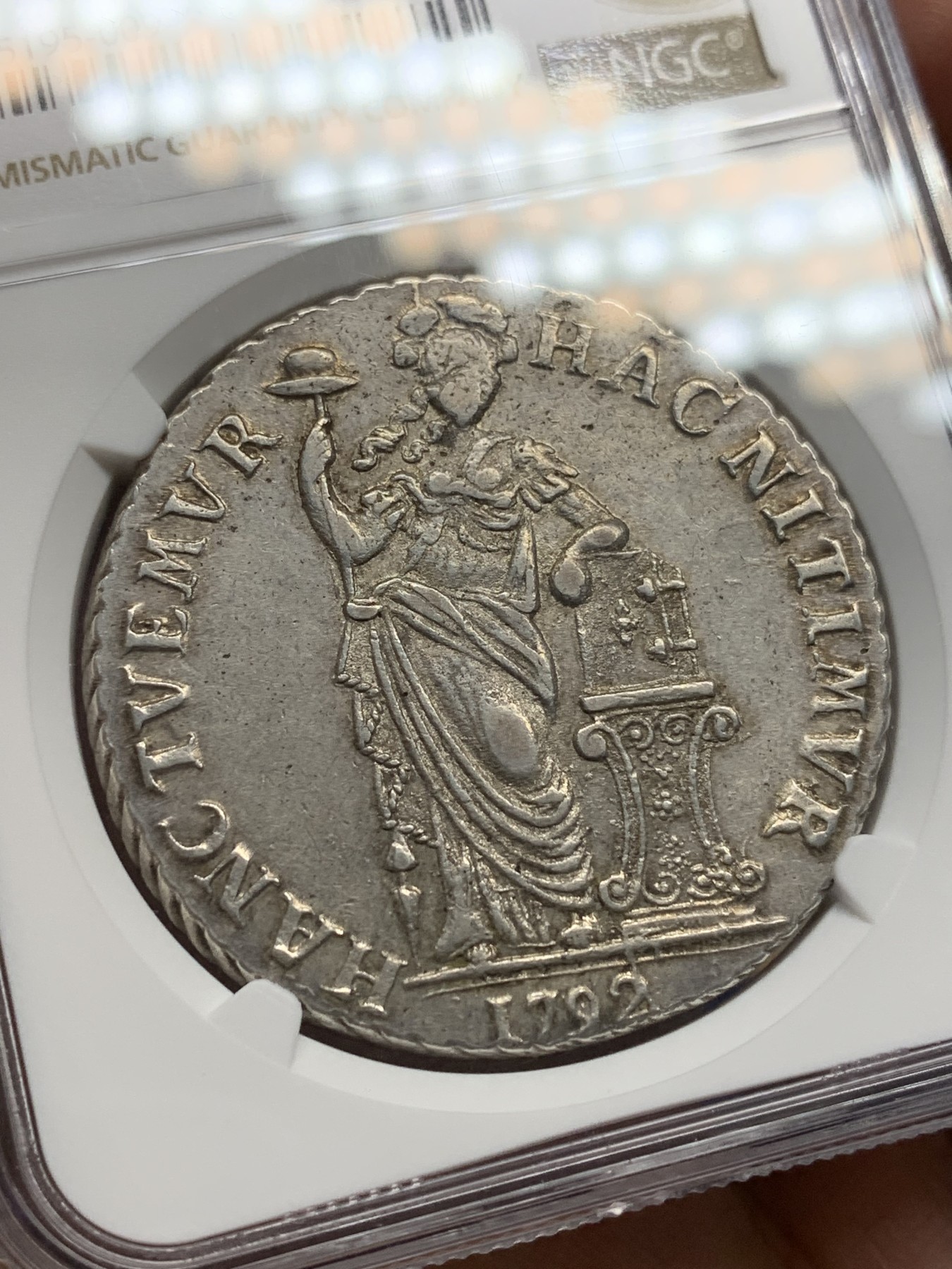 欢迎参加《竞宝斋》为国而庆 老张自藏专场 ，定制纪念章相赠 NGC AU55 荷兰 西弗里斯兰省 1792年 3G 女站人大银币 整体深俊 西弗里斯兰特点便是脸部弱打 独具风味