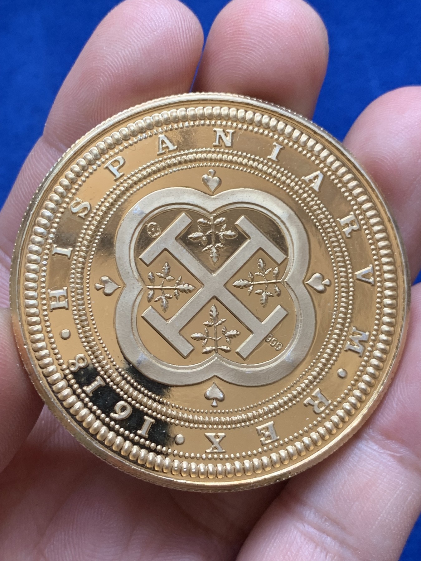 欢迎参加《竞宝斋》为国而庆 老张自藏专场 ，定制纪念章相赠 西班牙复刻版100R镀金银章 50.6mm 49.6克 打制清晰 金质质感