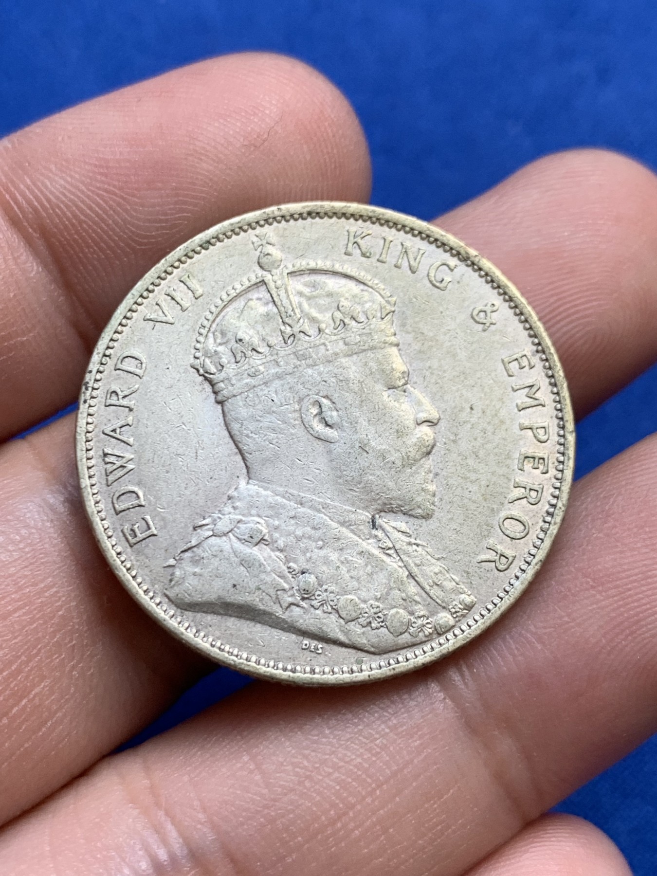 欢迎参加《竞宝斋》为国而庆 老张自藏专场 ，定制纪念章相赠 香港1905年爱七半圆银币 AU品质 状态不错