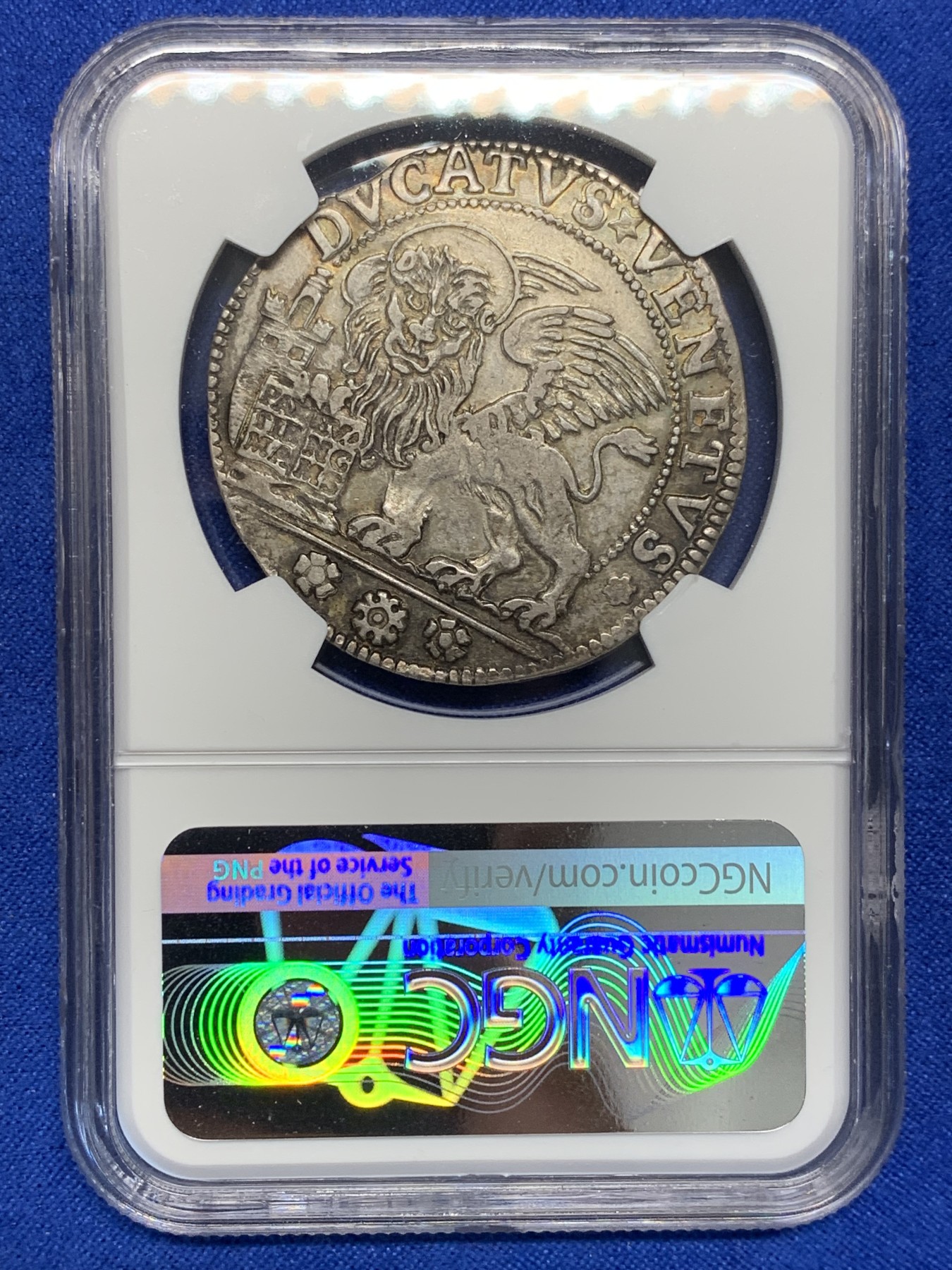 欢迎参加《竞宝斋》为国而庆 老张自藏专场 ，定制纪念章相赠 NGC AU 意大利 威尼斯 1774-1775年 飞狮大银币 稀少品种 包浆底光都非常好