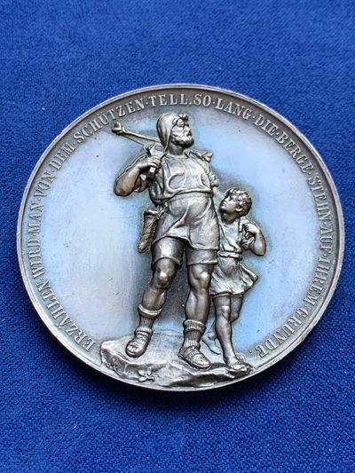 欢迎参加《竞宝斋》为国而庆 老张自藏专场 ，定制纪念章相赠 - 瑞士 1895年 威廉·泰尔 父子大银章 51.7克 50mm 高等级状态 大尺寸的unc缺陷的1600多，这枚状态极好 来价也高