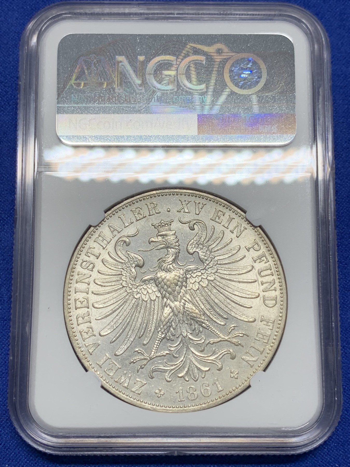 欢迎参加《竞宝斋》为国而庆 老张自藏专场 ，定制纪念章相赠 NGC AU58 德国 法兰克福 1861年  少女 2泰勒银币 转光 干净的底板 状态好 实物好于分数不少 性价比高