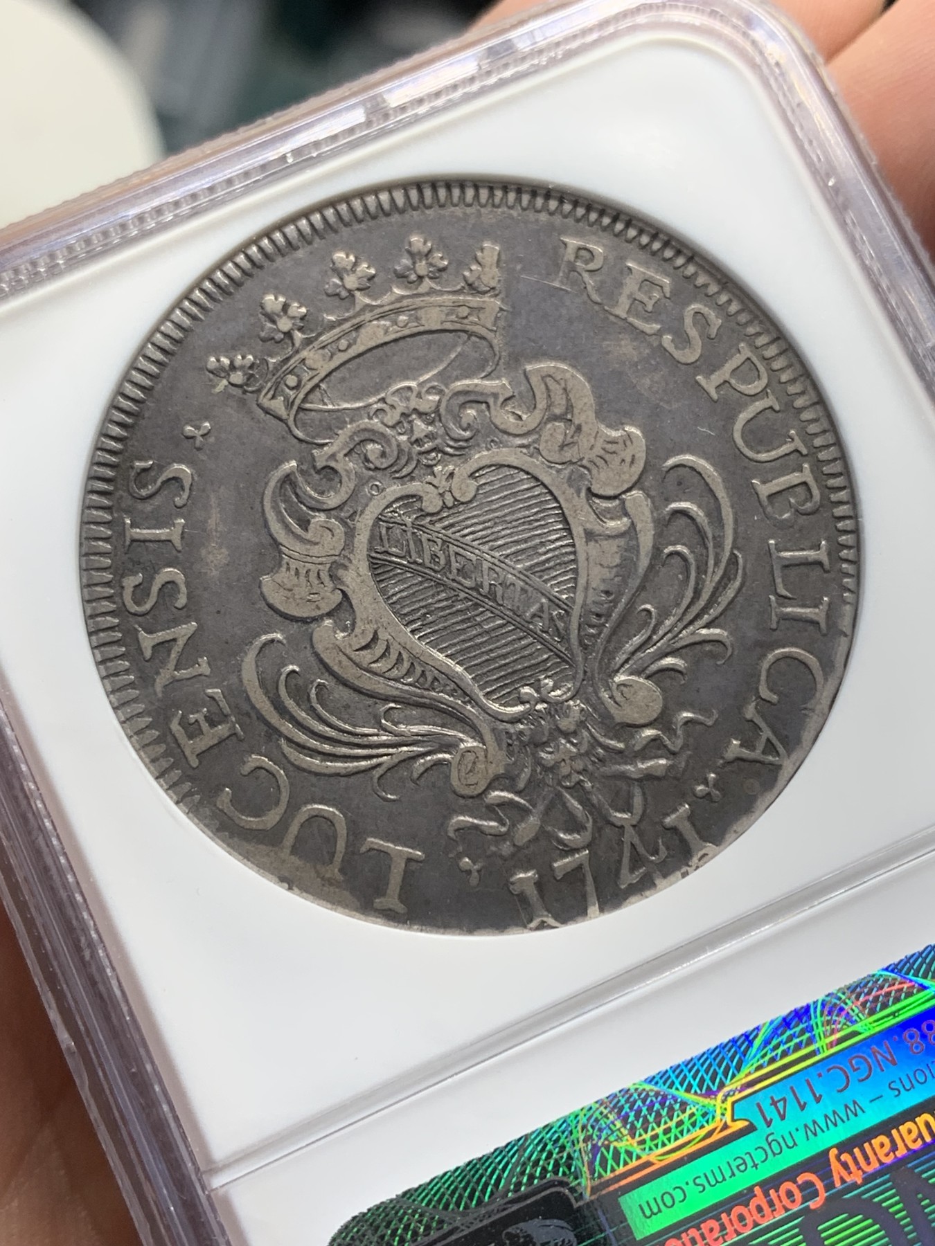 欢迎参加《竞宝斋》为国而庆 老张自藏专场 ，定制纪念章相赠 NGC VF30 意大利 卢卡 1741年 赠斗篷 埃斯库多 大银币 原味状态 打制的非常不错了