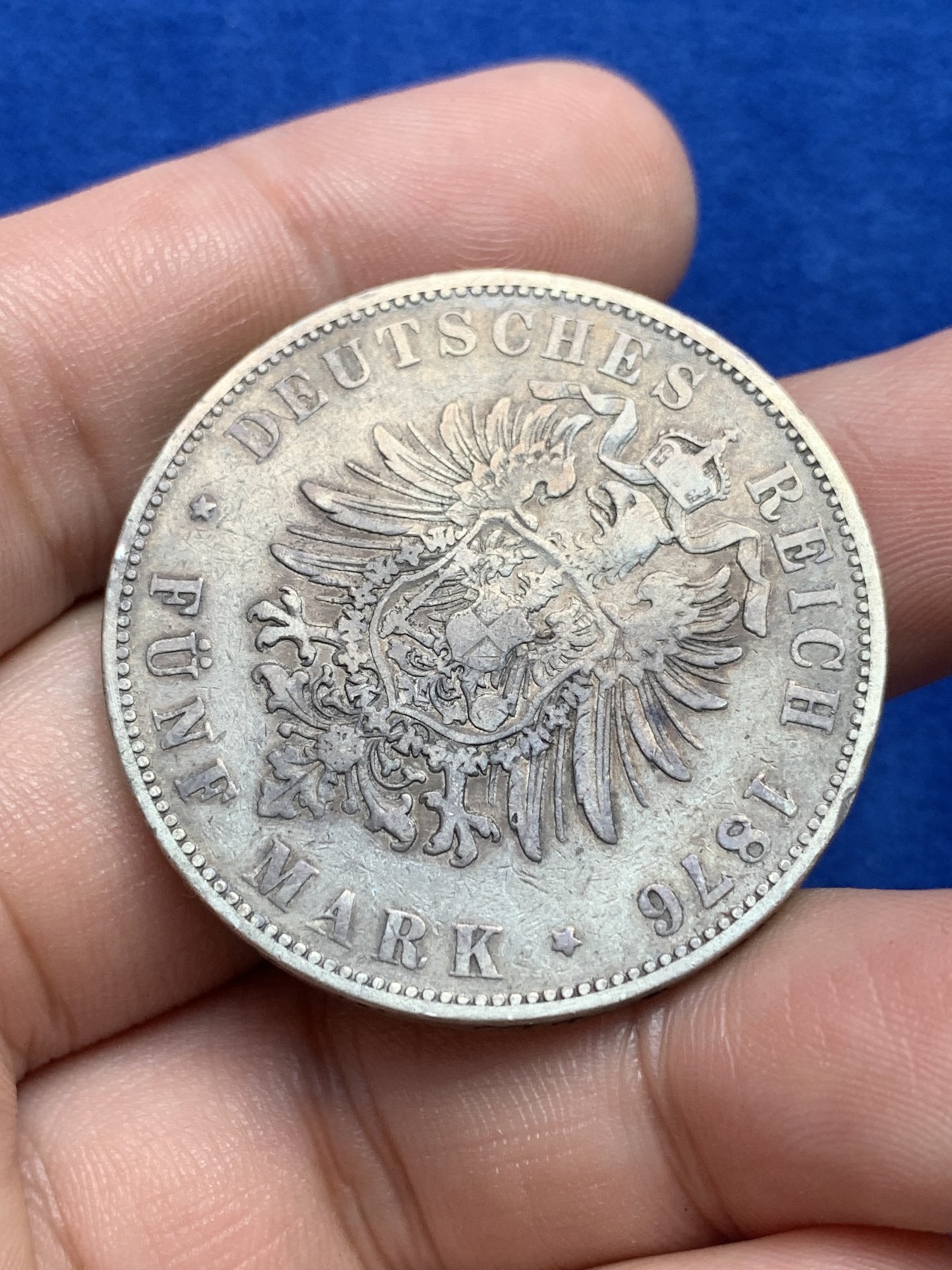 欢迎参加《竞宝斋》为国而庆 老张自藏专场 ，定制纪念章相赠 德国 1876年 黑森 5马克银币 书价极高 只有29w的流通量 不要错过