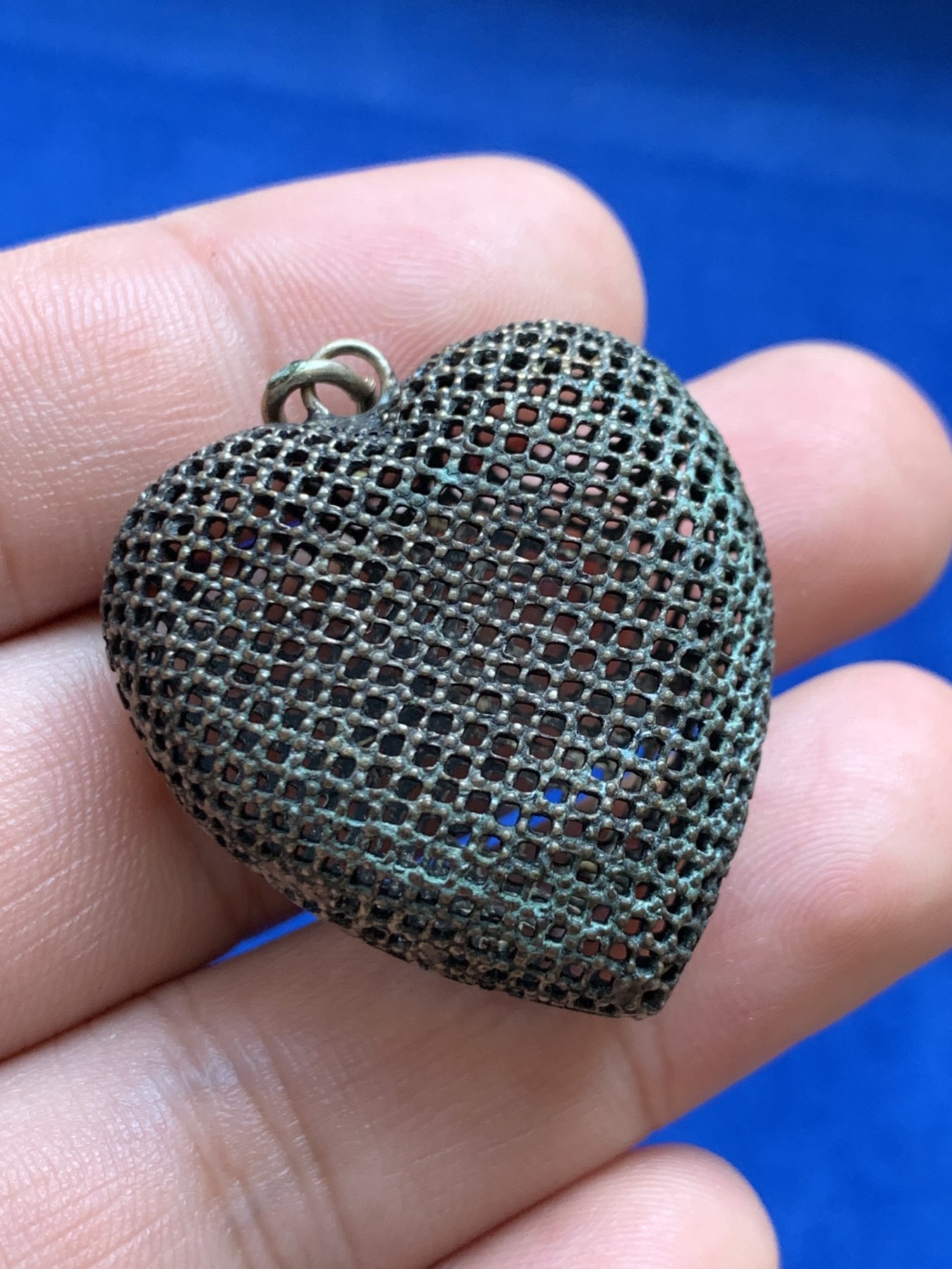 欢迎参加《竞宝斋》为国而庆 老张自藏专场 ，定制纪念章相赠 欧洲老工艺 镂空银质 心形 吊坠一个 5.5克 31.8x35.7x13mm