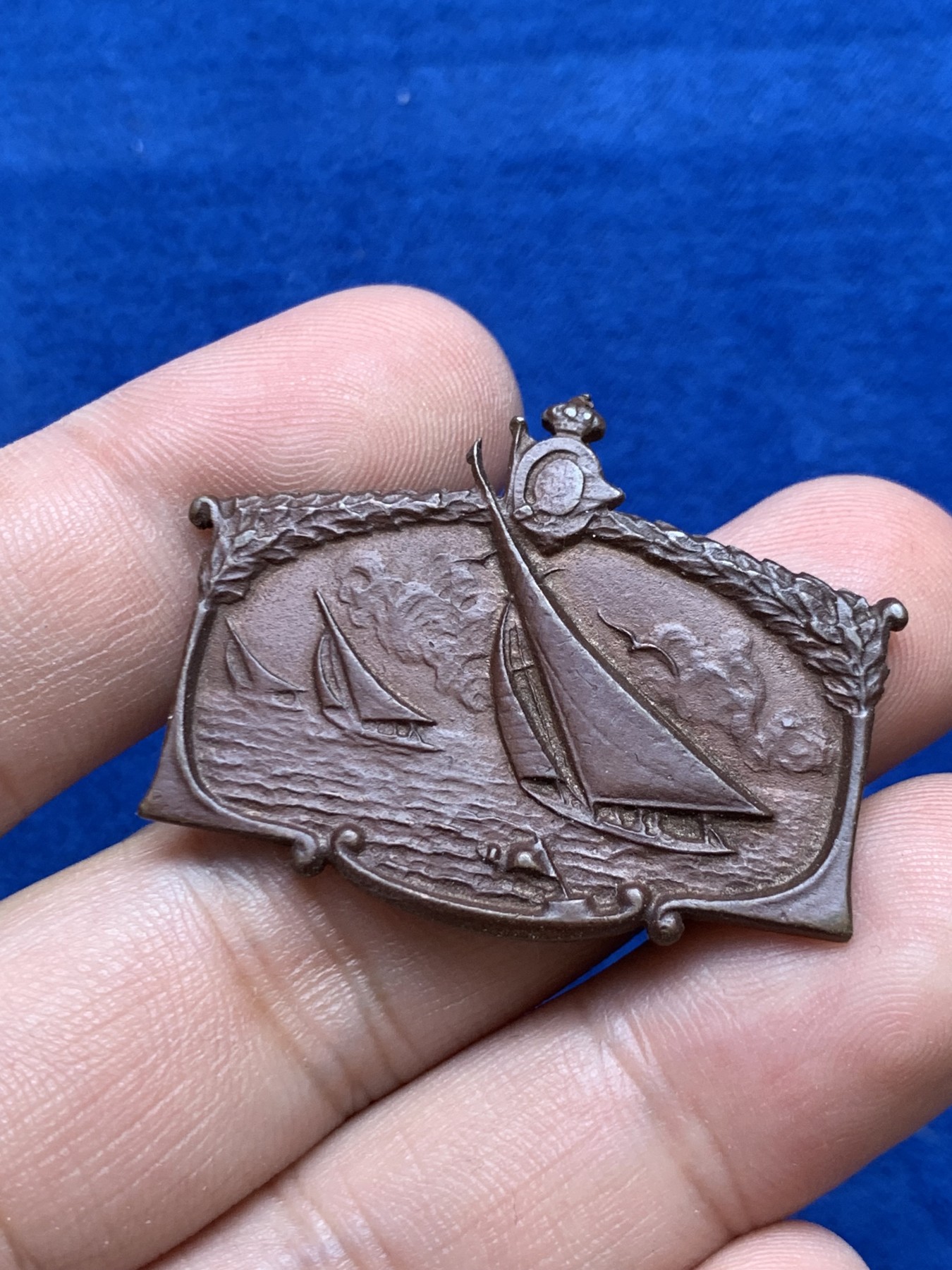 欢迎参加《竞宝斋》为国而庆 老张自藏专场 ，定制纪念章相赠 法国 1925 帆船纪念 铜章 异形设计 工艺精湛 背面手工刻字行云流水 难得 40X30mm 8.9克