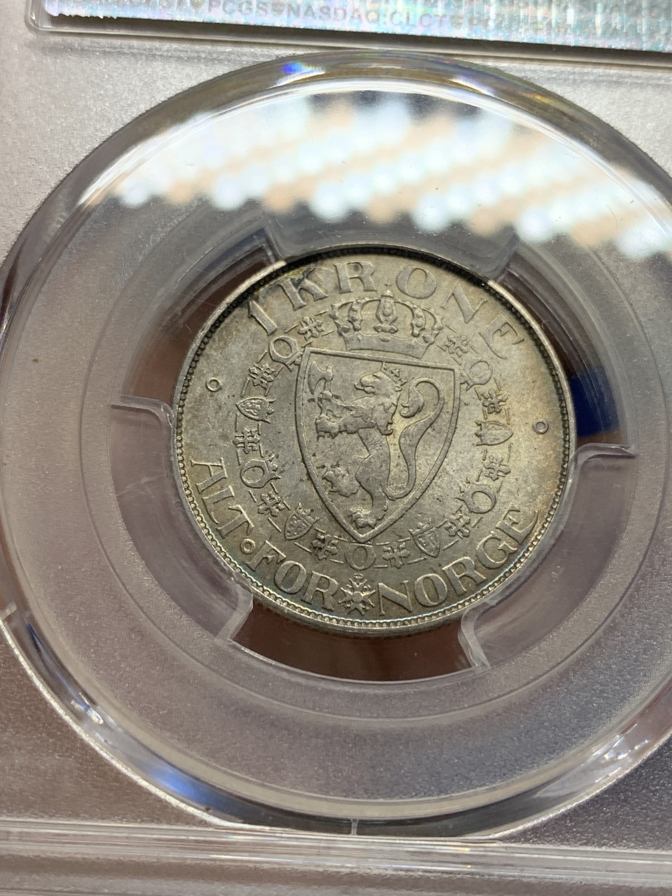 欢迎参加《竞宝斋》为国而庆 老张自藏专场 ，定制纪念章相赠 PCGS UNC 挪威 1915年 1克朗银币 双面五彩 低地国家 高价品种 XF裸币成交170美元 好多年了懒得重评