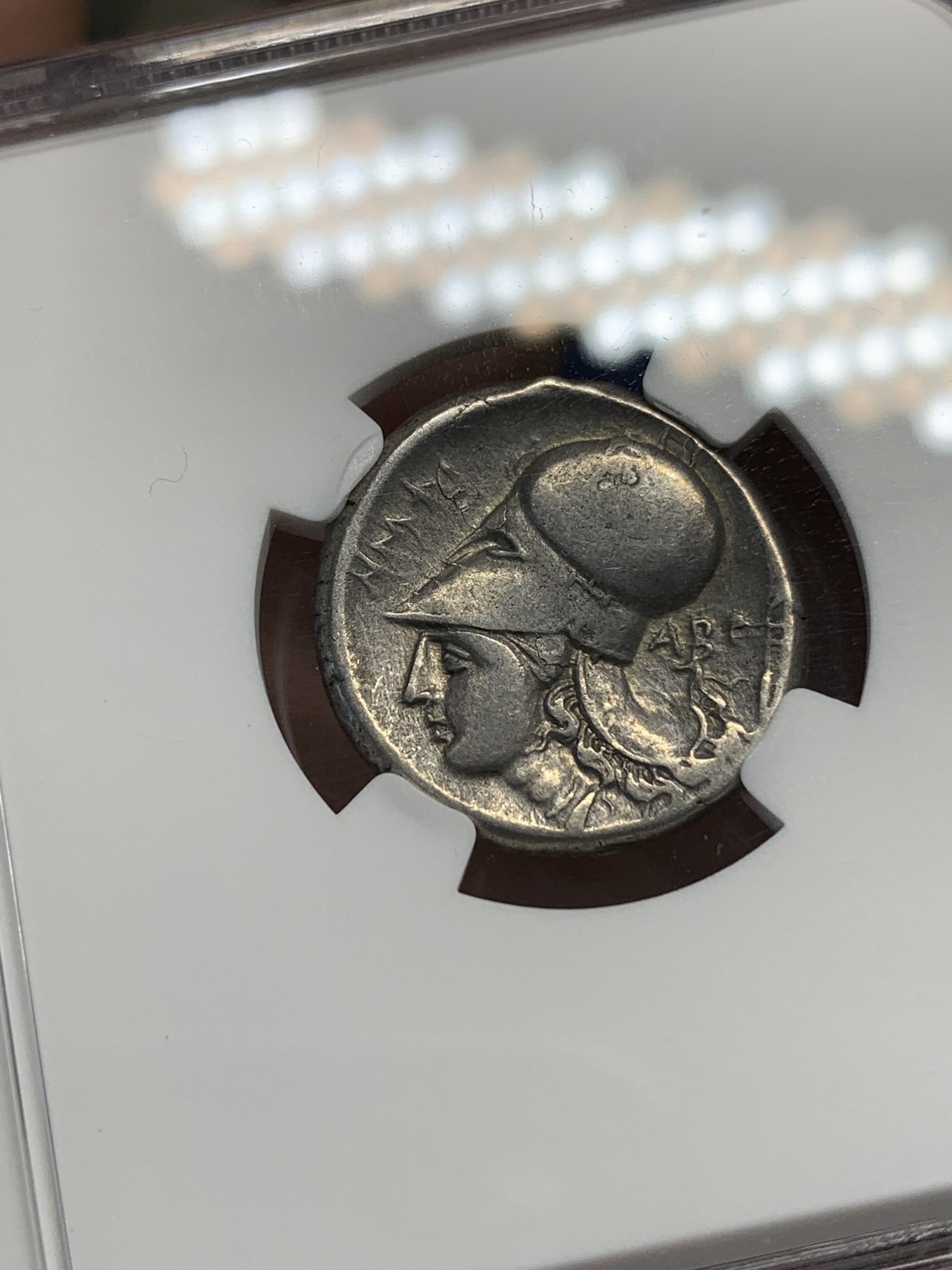 欢迎参加《竞宝斋》为国而庆 老张自藏专场 ，定制纪念章相赠 NGC CH VF 公元前350-270年 古希腊 阿卡纳尼亚 雅典娜 飞马银币 打制清晰 居中完整