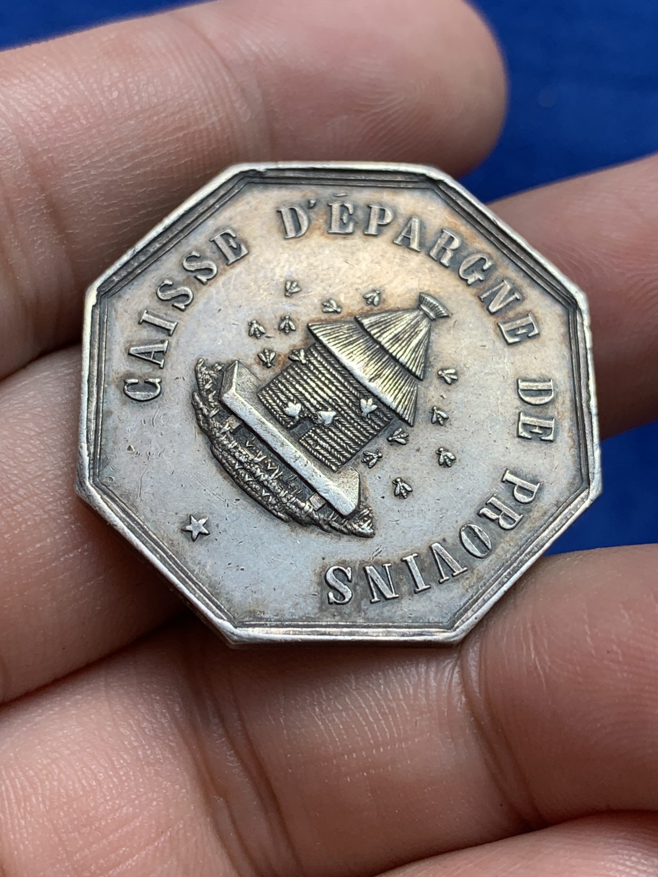 欢迎参加《竞宝斋》为国而庆 老张自藏专场 ，定制纪念章相赠 法国1860-1879普罗文斯银质八角代币 原味包浆 细节漂亮 少见品种 蜜蜂边铭 银标 31.4mm 12克