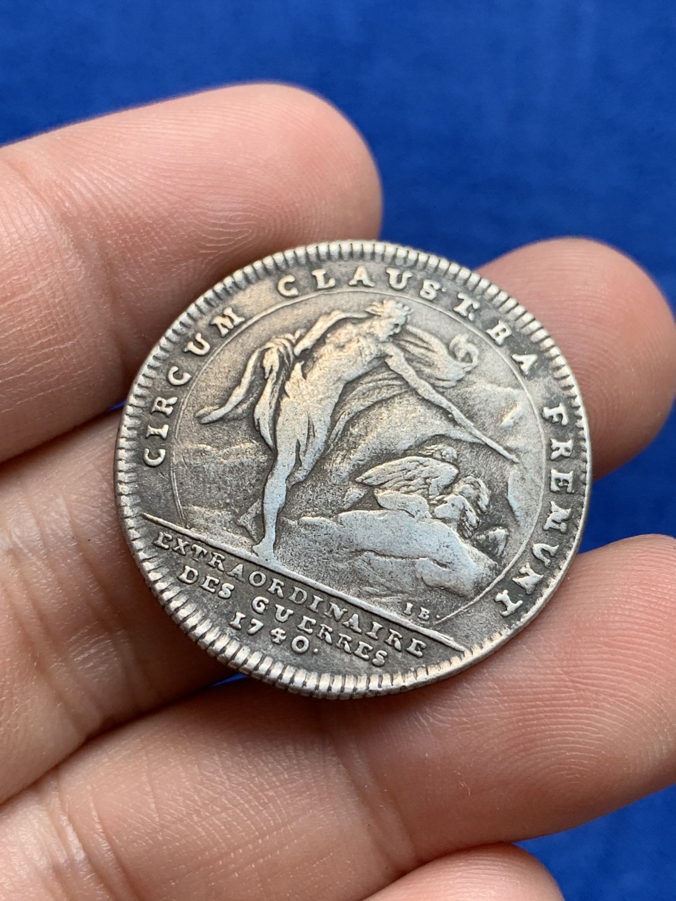 欢迎参加《竞宝斋》为国而庆 老张自藏专场 ，定制纪念章相赠 法国1740年路易十五银质八角代币 背面天使图案少见 29.6mm 6.9克 轻微不平