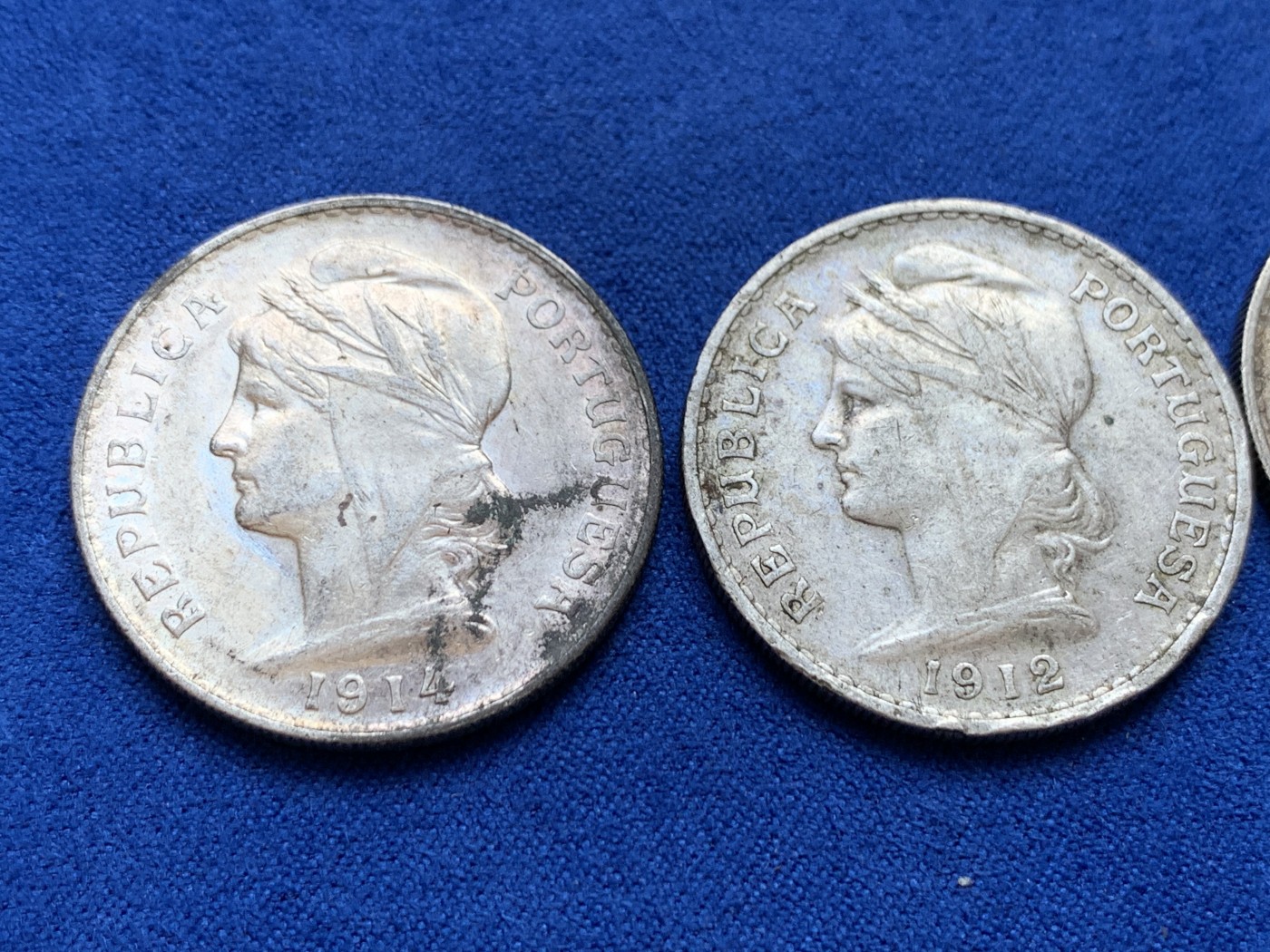 欢迎参加《竞宝斋》为国而庆 老张自藏专场 ，定制纪念章相赠 葡萄牙 女神 1912-14年 50分银币(半元型) 3枚一组 自然原味