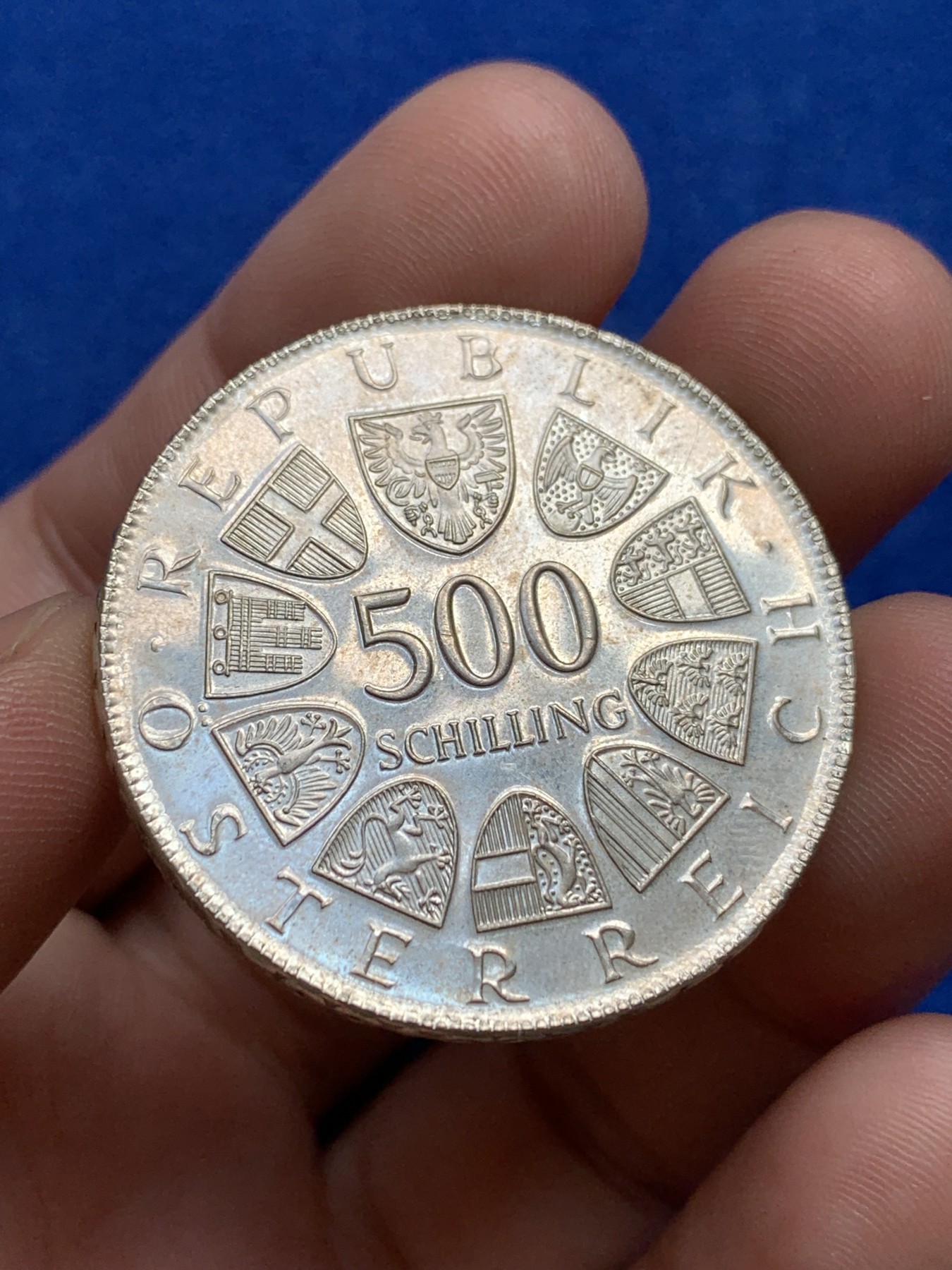 欢迎参加《竞宝斋》为国而庆 老张自藏专场 ，定制纪念章相赠 奥地利1982年印刷术500周年纪念500先令银币 底板底光都非常好 高品质