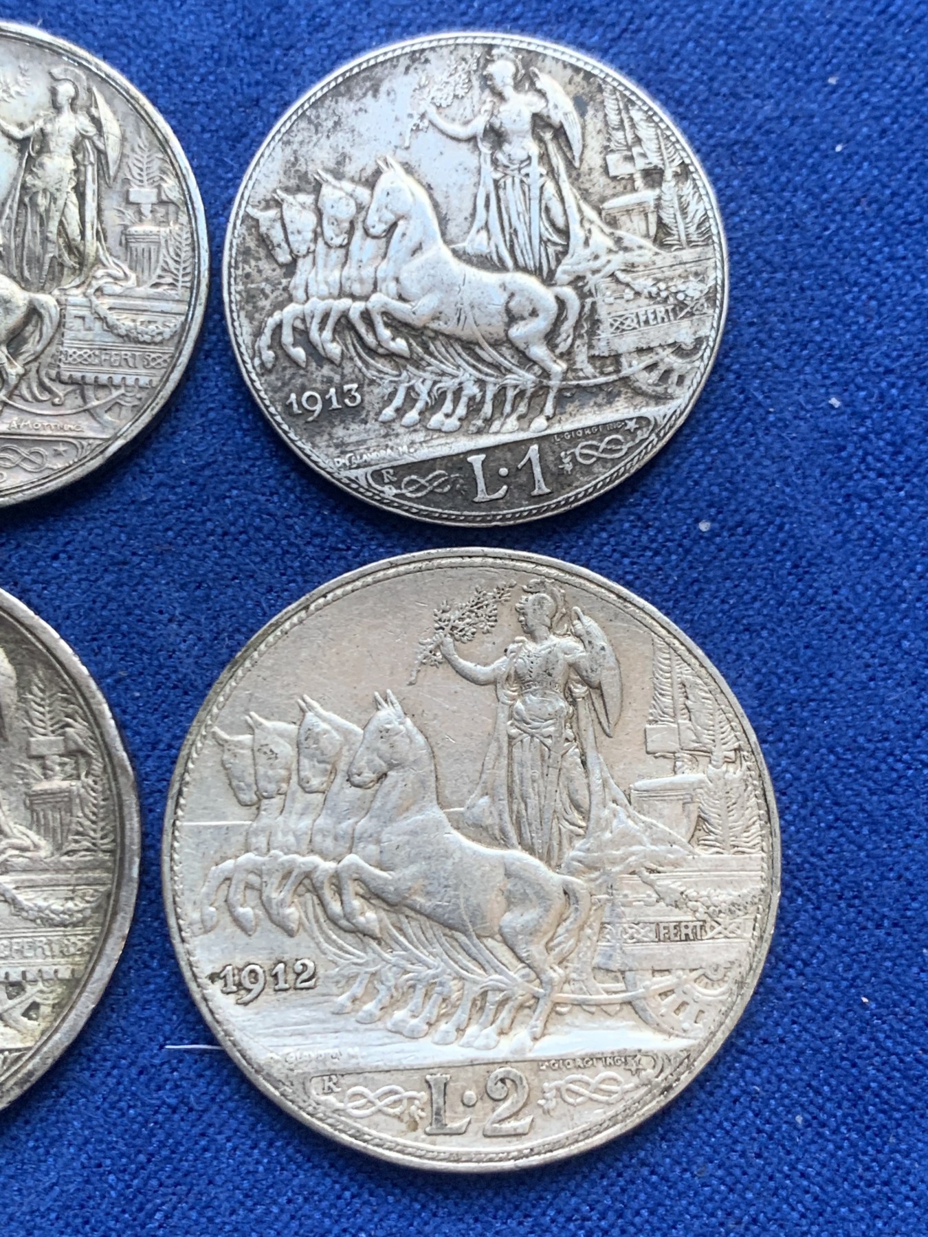 欢迎参加《竞宝斋》为国而庆 老张自藏专场 ，定制纪念章相赠 意大利 马车银币 4枚一组 两枚圈版 两枚无圈版