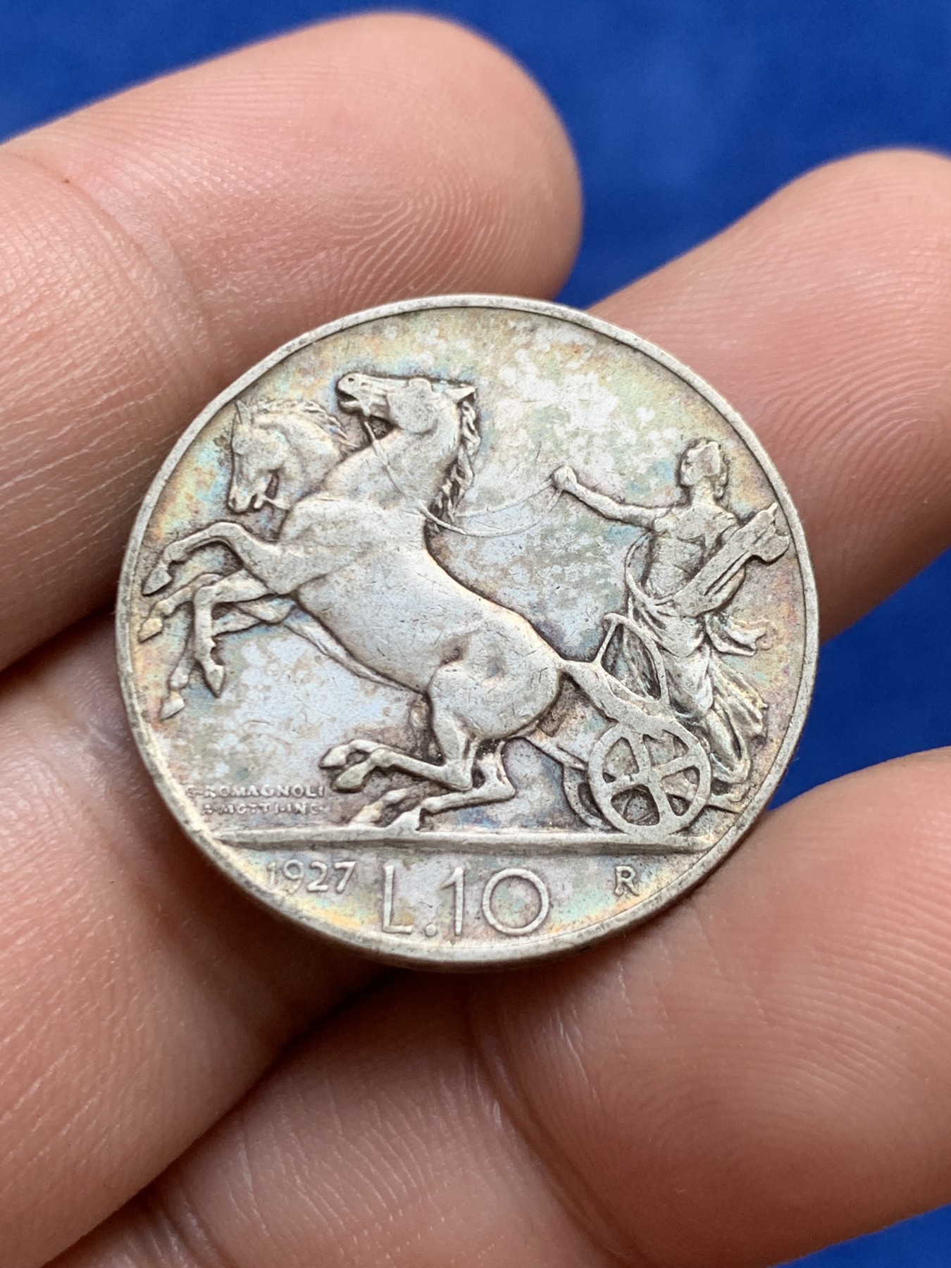 欢迎参加《竞宝斋》为国而庆 老张自藏专场 ，定制纪念章相赠 意大利1927年马车10里拉银币 五彩包浆 非常漂亮