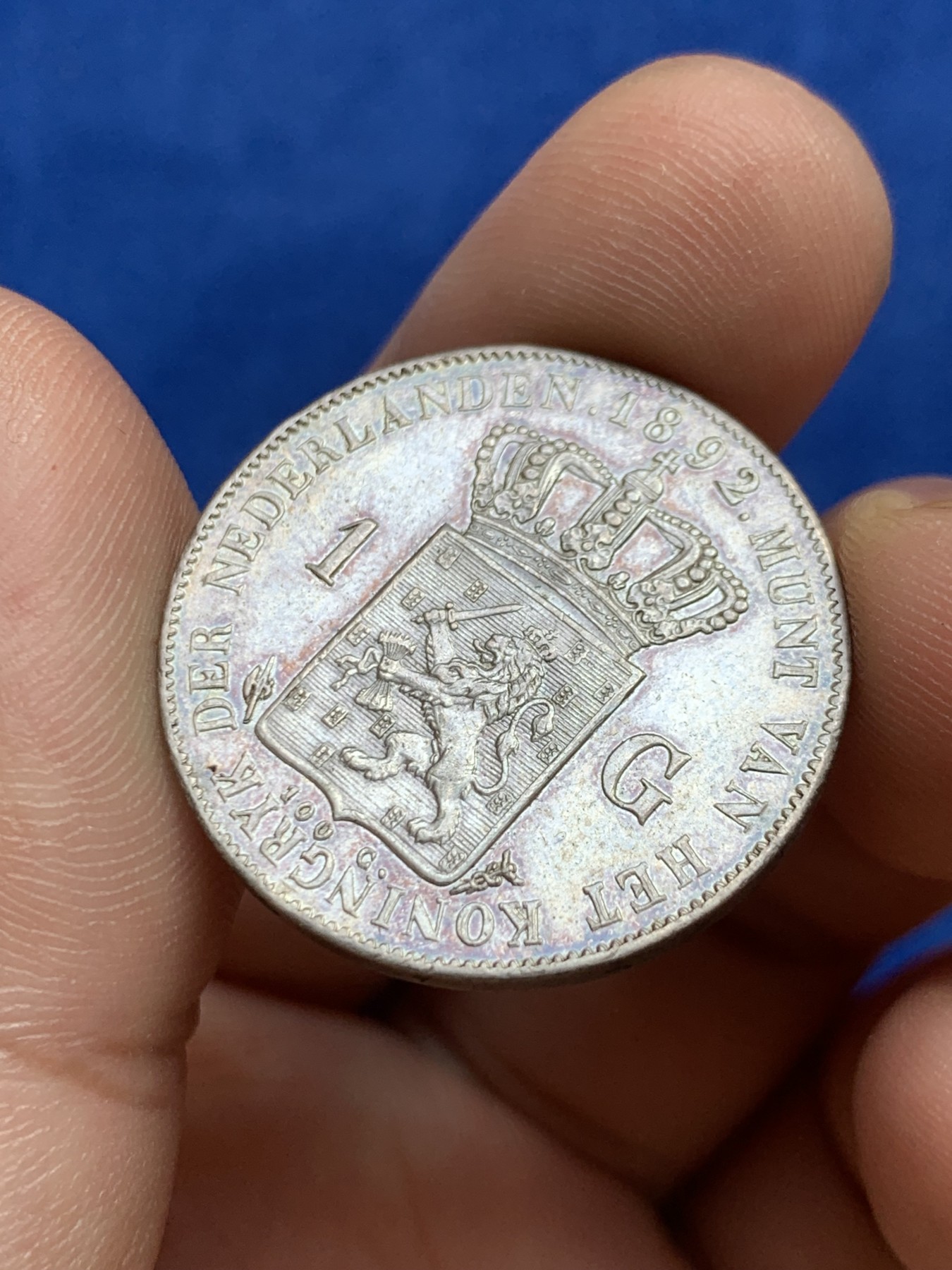 欢迎参加《竞宝斋》为国而庆 老张自藏专场 ，定制纪念章相赠 荷兰1892年威廉敏娜小萝莉1盾银币 好状态的裸币非常难得