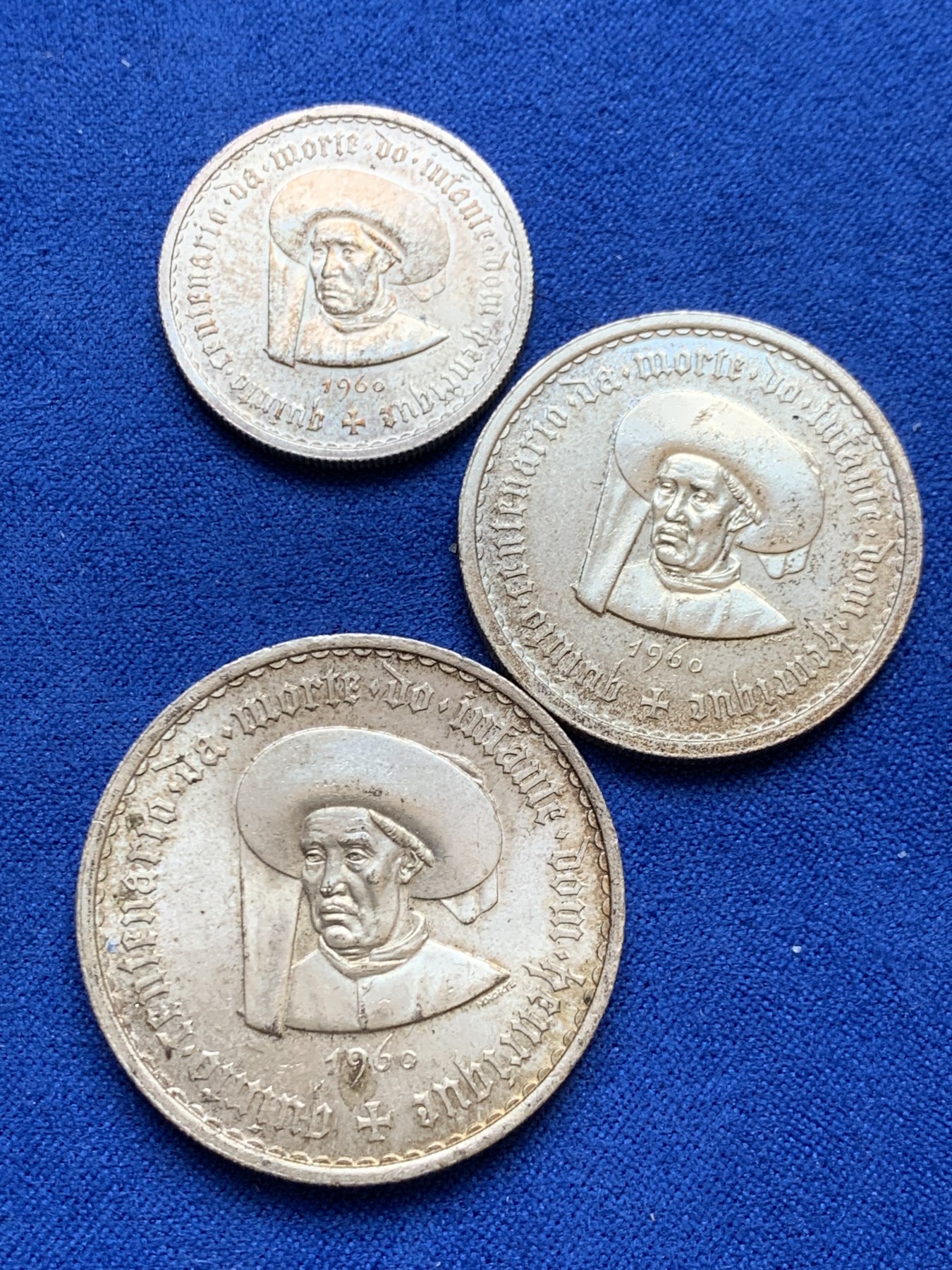 欢迎参加《竞宝斋》为国而庆 老张自藏专场 ，定制纪念章相赠 葡萄牙1960年5、10、20埃斯库多银币3枚一套 总重40.5克 未使用品