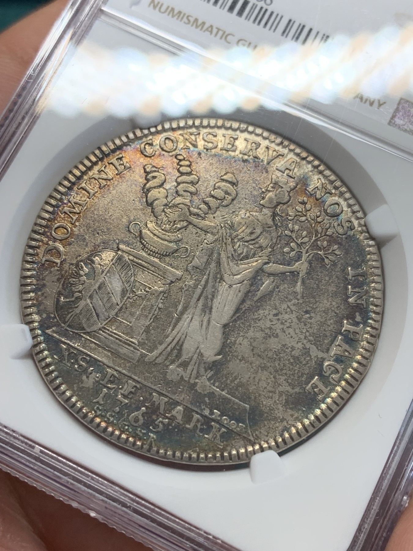 欢迎参加《竞宝斋》为国而庆 老张自藏专场 ，定制纪念章相赠 NGC XF 德国 纽伦堡 1765-SS 拿花 泰勒大银币 细节包浆都不错 性价比品种