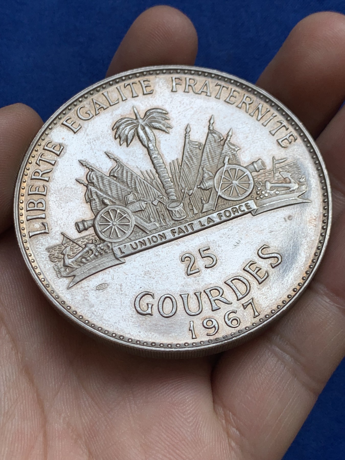 欢迎参加《竞宝斋》为国而庆 老张自藏专场 ，定制纪念章相赠 海地1967年十周年革命纪念25G精制大银币 118克 纯银