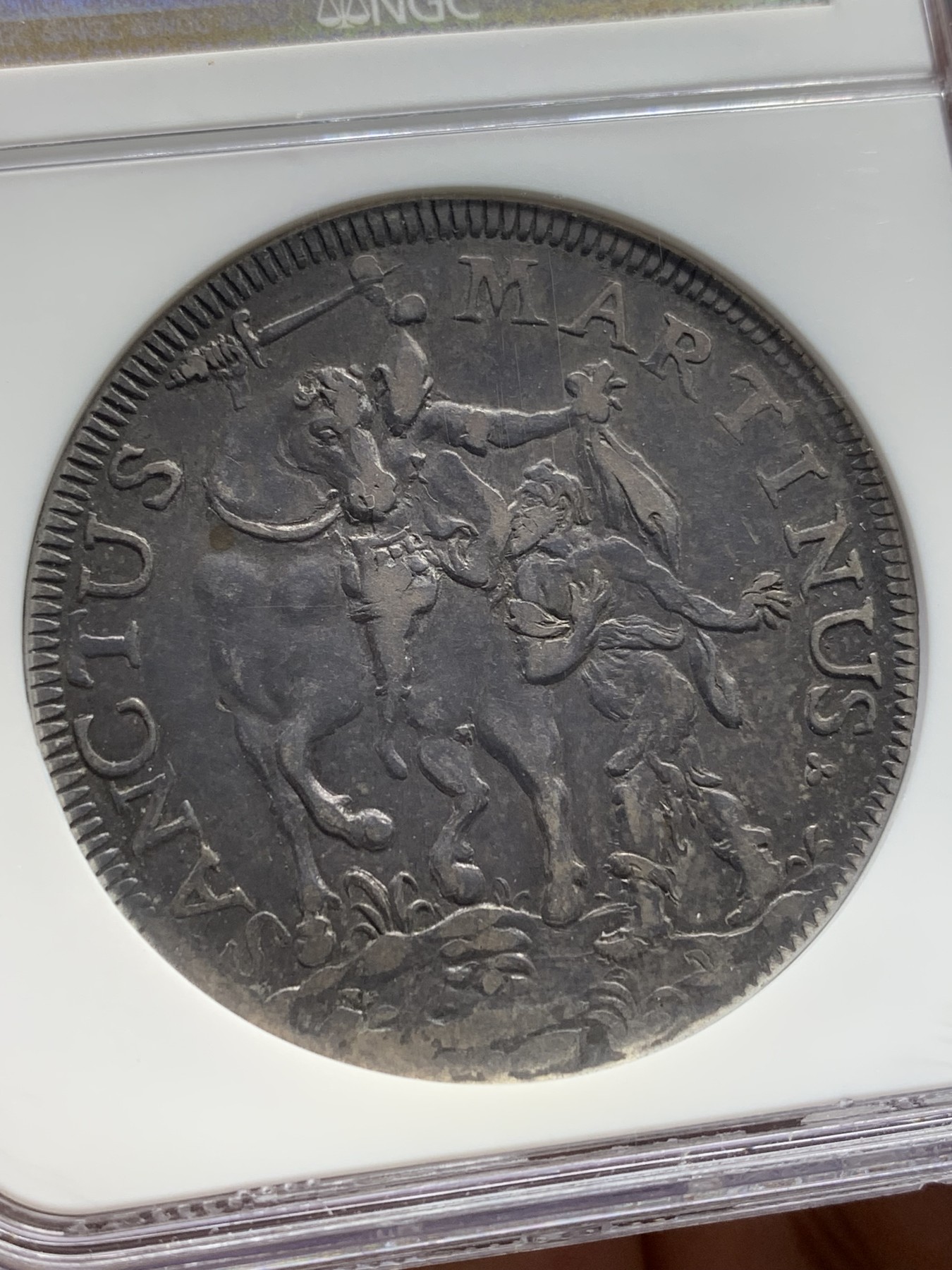 欢迎参加《竞宝斋》为国而庆 老张自藏专场 ，定制纪念章相赠 NGC VF30 意大利 卢卡 1741年 赠斗篷 埃斯库多 大银币 原味状态 打制的非常不错了