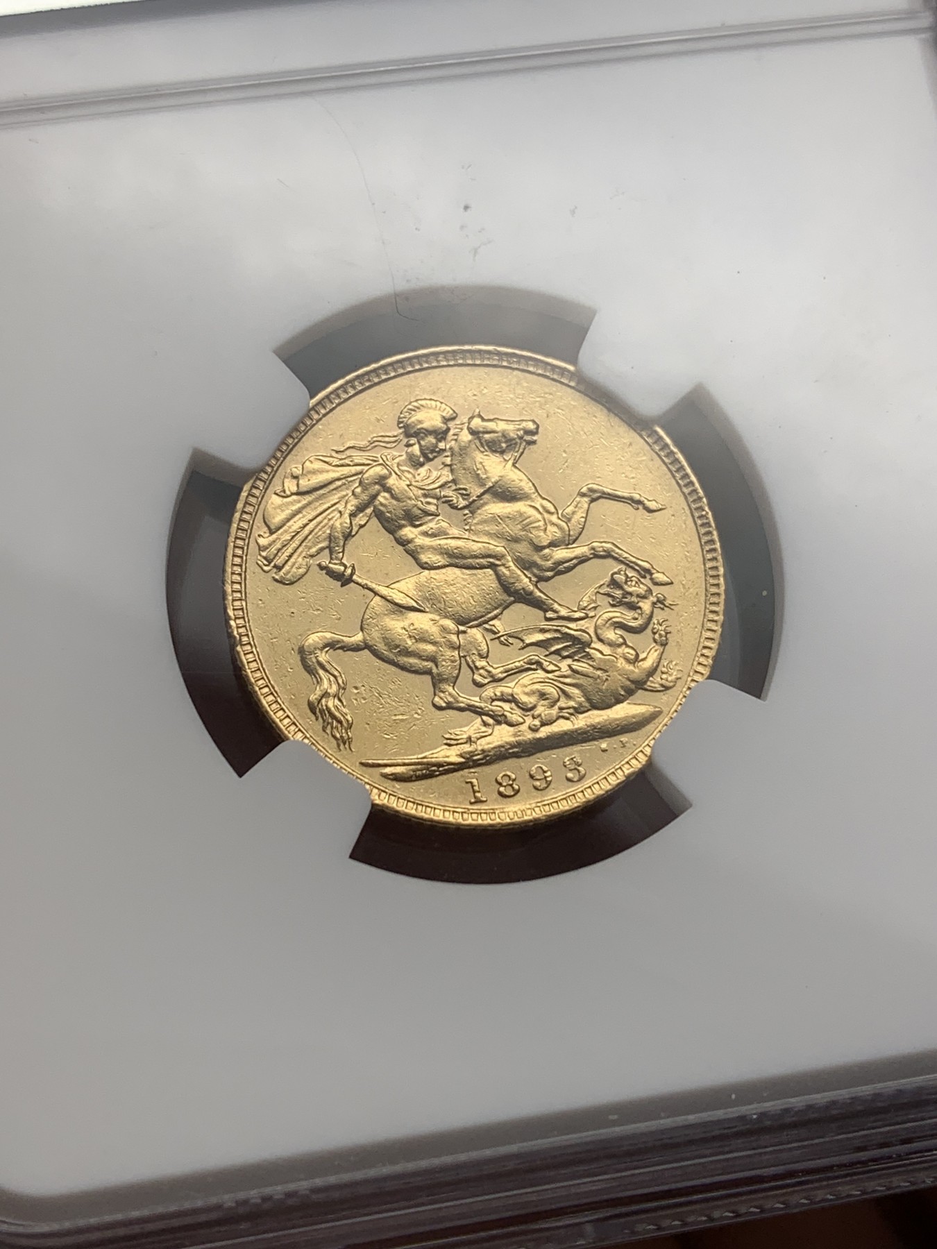 欢迎参加《竞宝斋》为国而庆 老张自藏专场 ，定制纪念章相赠 NGC AU 英国 1893年 维多利亚 披纱版 1索维林金币 8克马剑金币