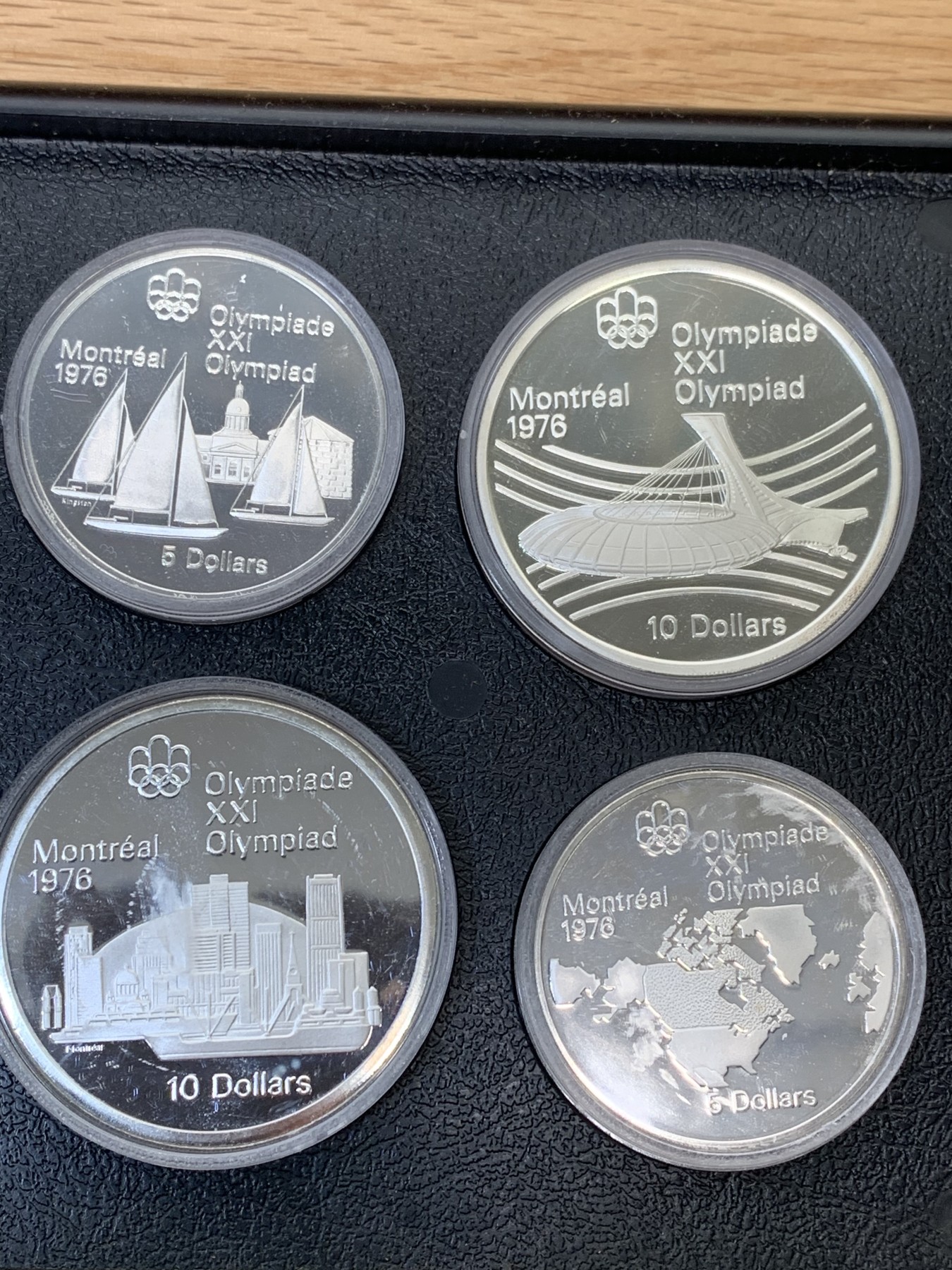 欢迎参加《竞宝斋》为国而庆 老张自藏专场 ，定制纪念章相赠 加拿大 1976年 蒙特利尔奥运会 精制版28枚大全套带原盒证书 24.3克14枚，48.6克14枚1.02公斤 带抽屉木盒 所见唯一