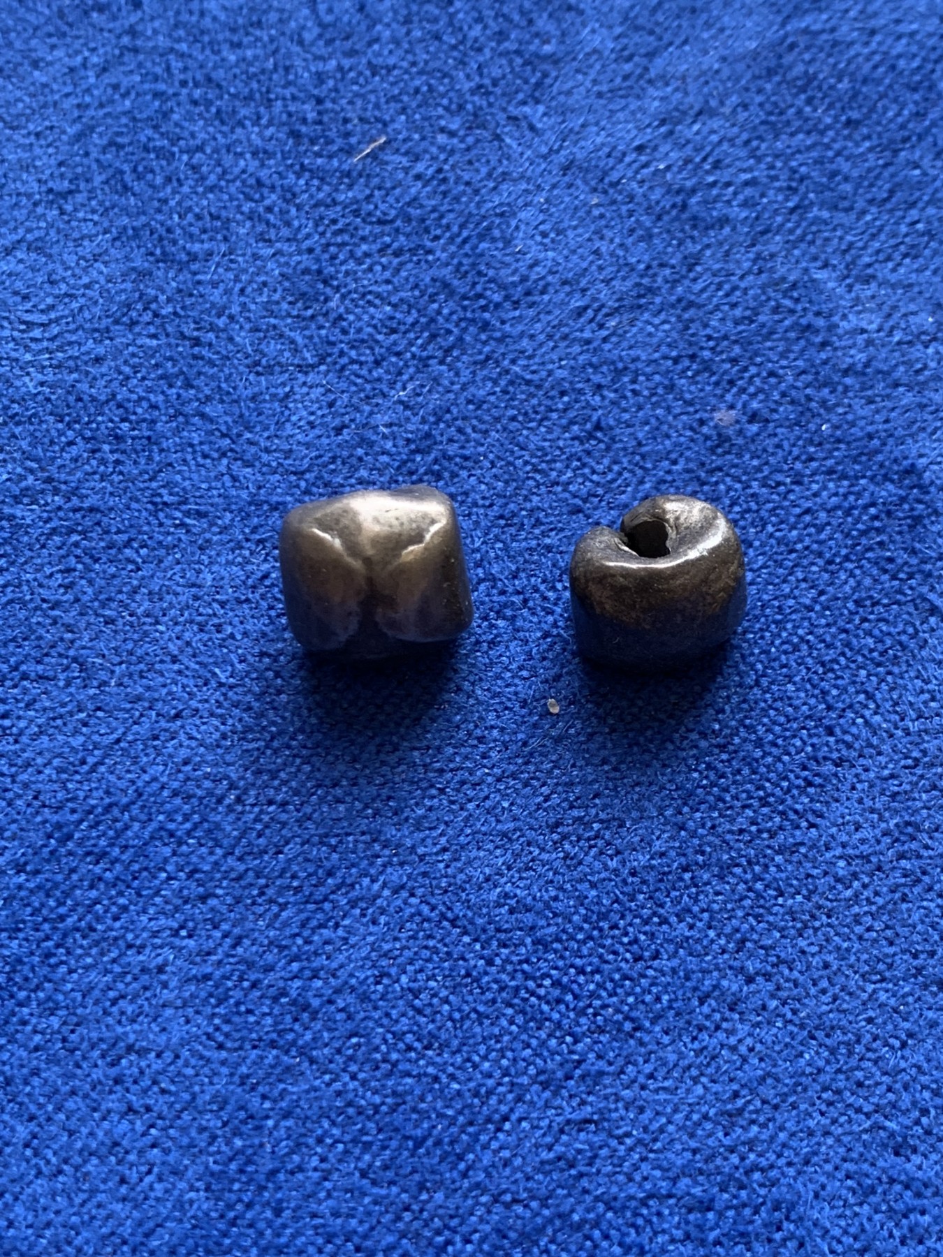 欢迎参加《竞宝斋》为国而庆 老张自藏专场 ，定制纪念章相赠 2枚一组 泰国暹罗时期屁股银 单枚重量1.7克 少见品种