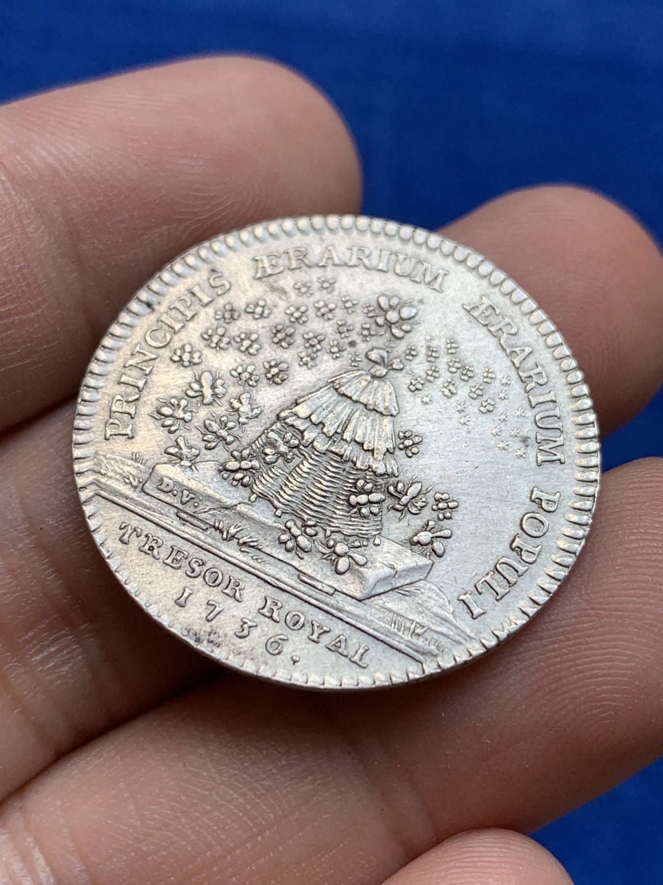 欢迎参加《竞宝斋》为国而庆 老张自藏专场 ，定制纪念章相赠 法国1736年 路易十五银质代币 7.9克 29.5mm 人像清晰 背面细节丰富