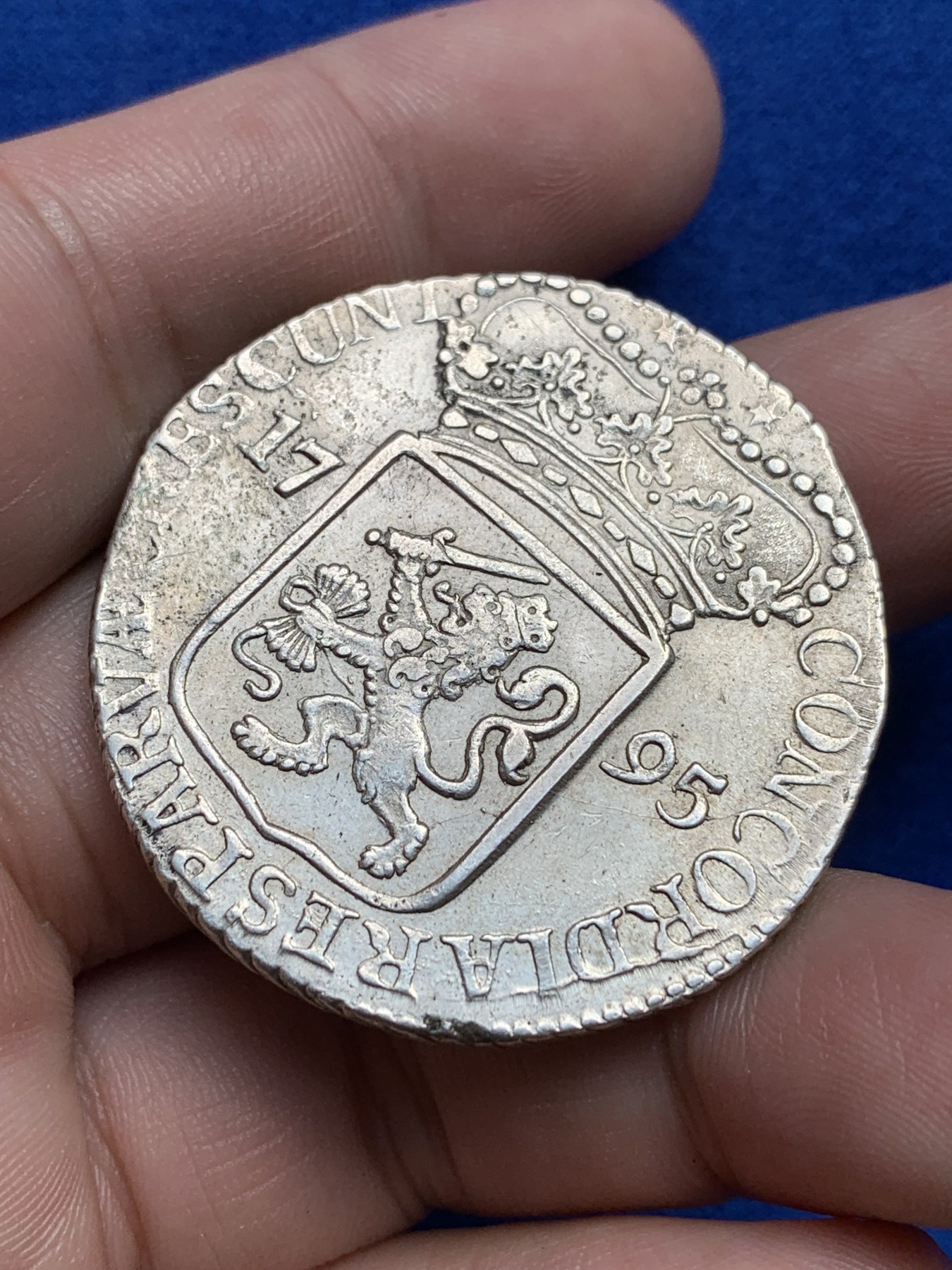 欢迎参加《竞宝斋》为国而庆 老张自藏专场 ，定制纪念章相赠 荷兰泽兰省1795年男武士1杜卡特大银币 全身打 细节见图 28.8克