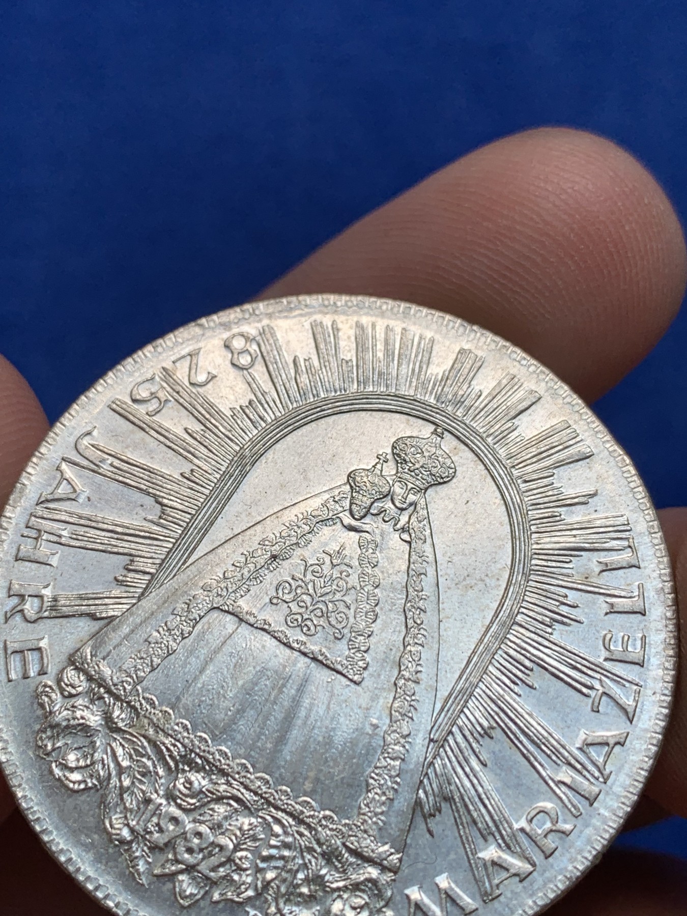 欢迎参加《竞宝斋》为国而庆 老张自藏专场 ，定制纪念章相赠 奥地利1982年圣母抱婴500先令银币