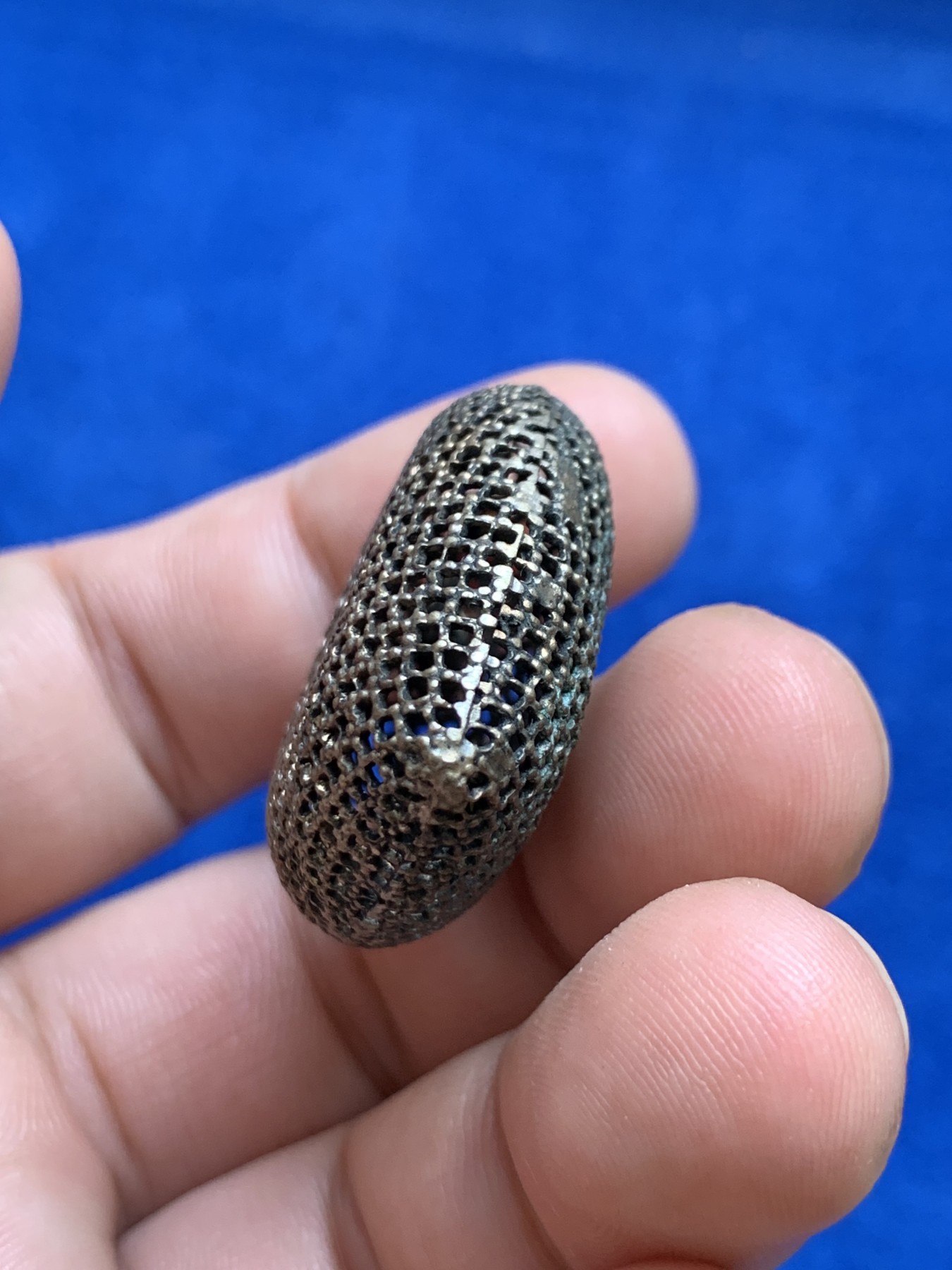 欢迎参加《竞宝斋》为国而庆 老张自藏专场 ，定制纪念章相赠 欧洲老工艺 镂空银质 心形 吊坠一个 5.5克 31.8x35.7x13mm