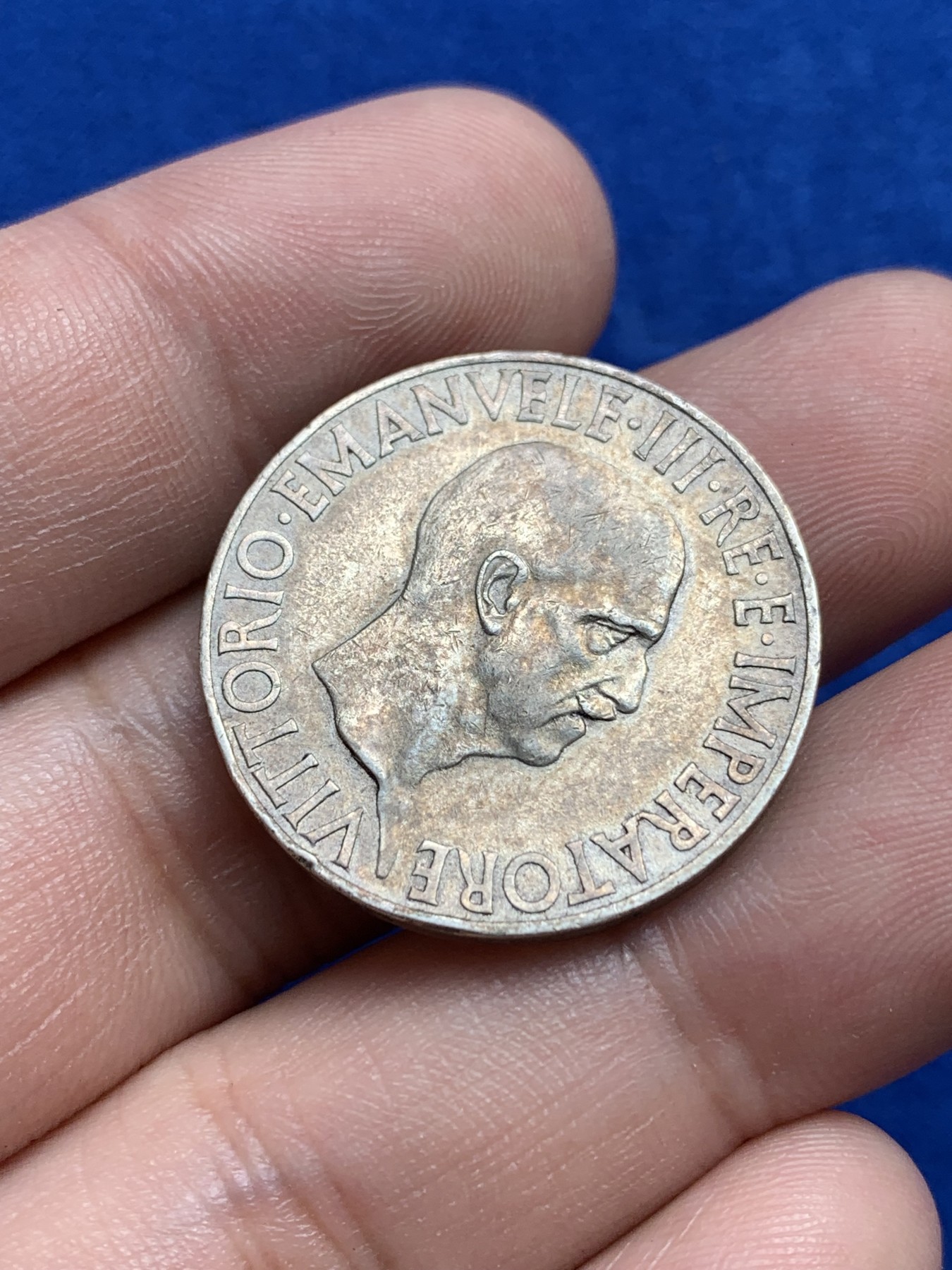 欢迎参加《竞宝斋》为国而庆 老张自藏专场 ，定制纪念章相赠 意大利1936年10里拉银币 原味包浆 不多见的品种