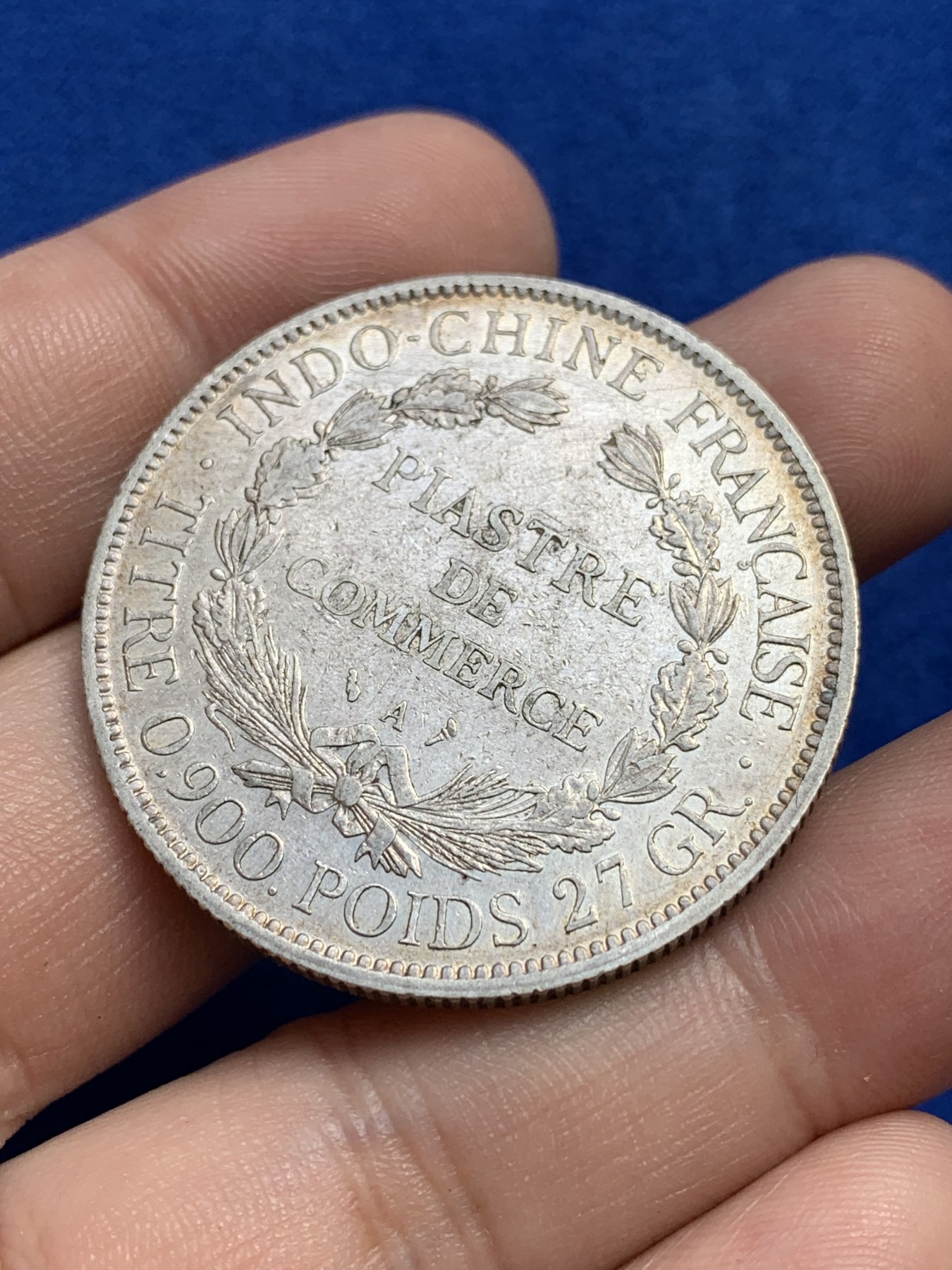 欢迎参加《竞宝斋》为国而庆 老张自藏专场 ，定制纪念章相赠 法属印支1899年坐洋壹圆银币 早期年份 包浆漂亮