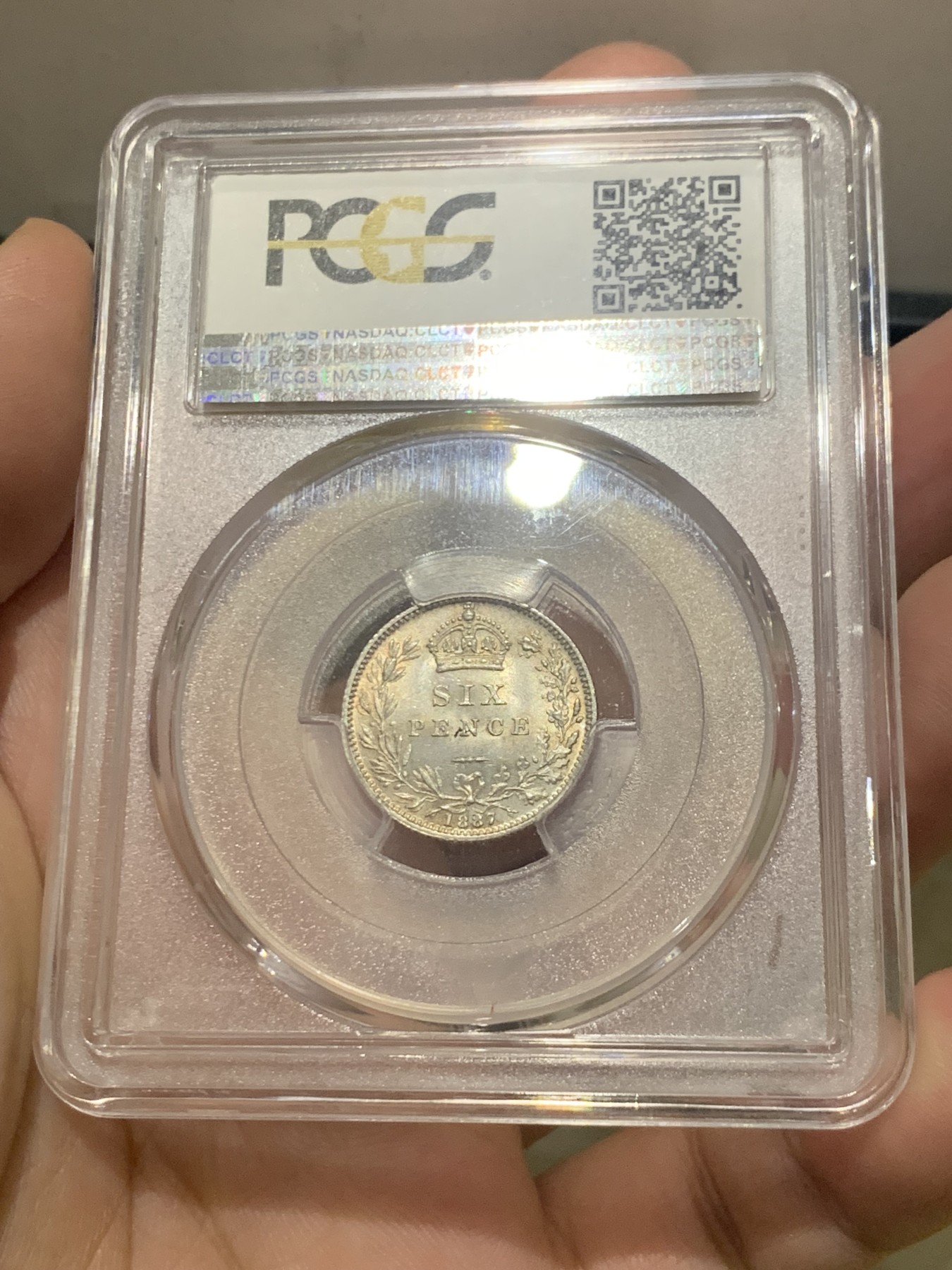 欢迎参加《竞宝斋》为国而庆 老张自藏专场 ，定制纪念章相赠 PCGS MS64 英国1887年维多利亚高冠版 6便士银币 SIX面值版 和上一枚刚好是一对