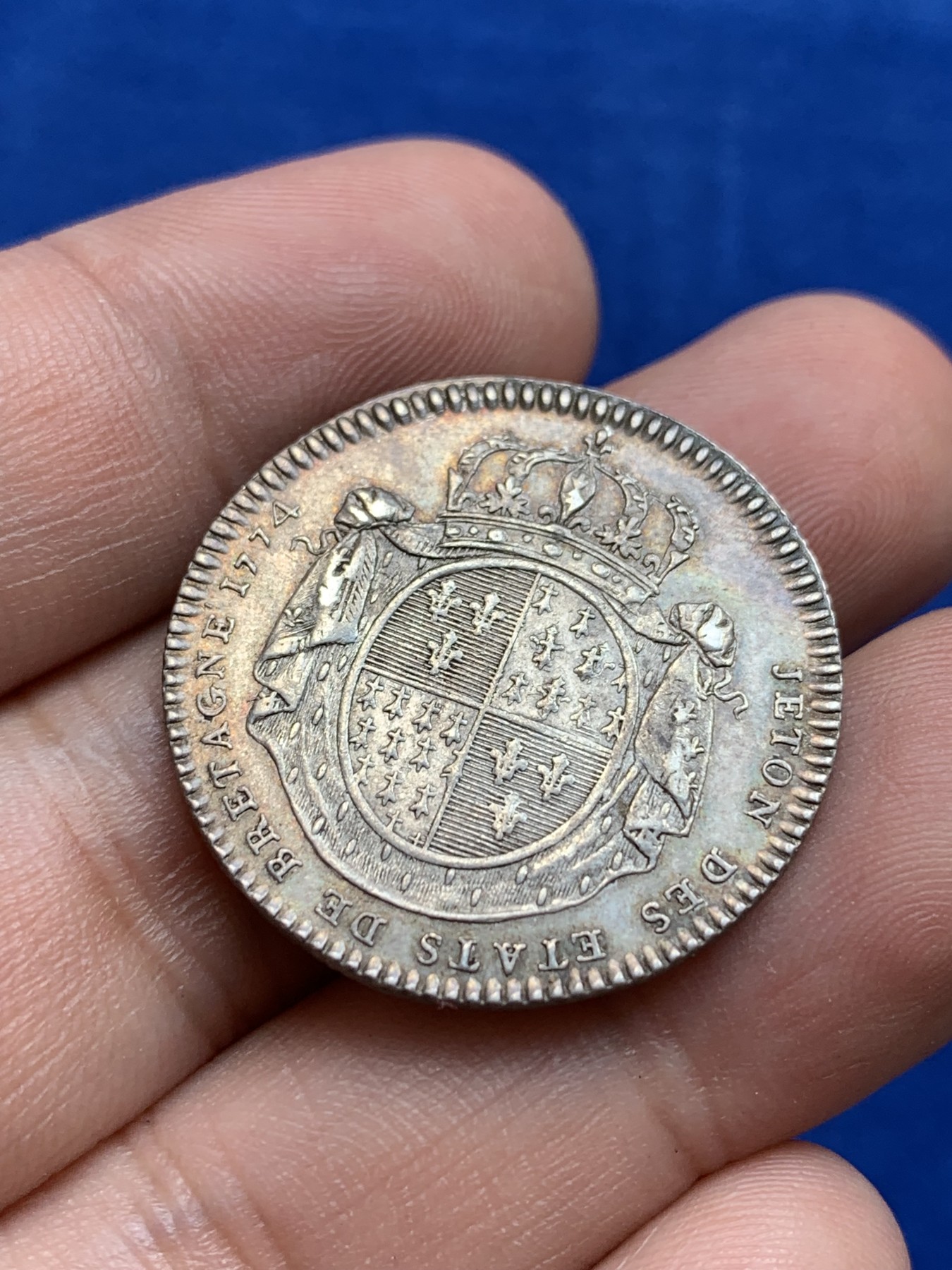 欢迎参加《竞宝斋》为国而庆 老张自藏专场 ，定制纪念章相赠 法国1774年路易十六银质代币 28.5mm 6.5克 年轻版头像