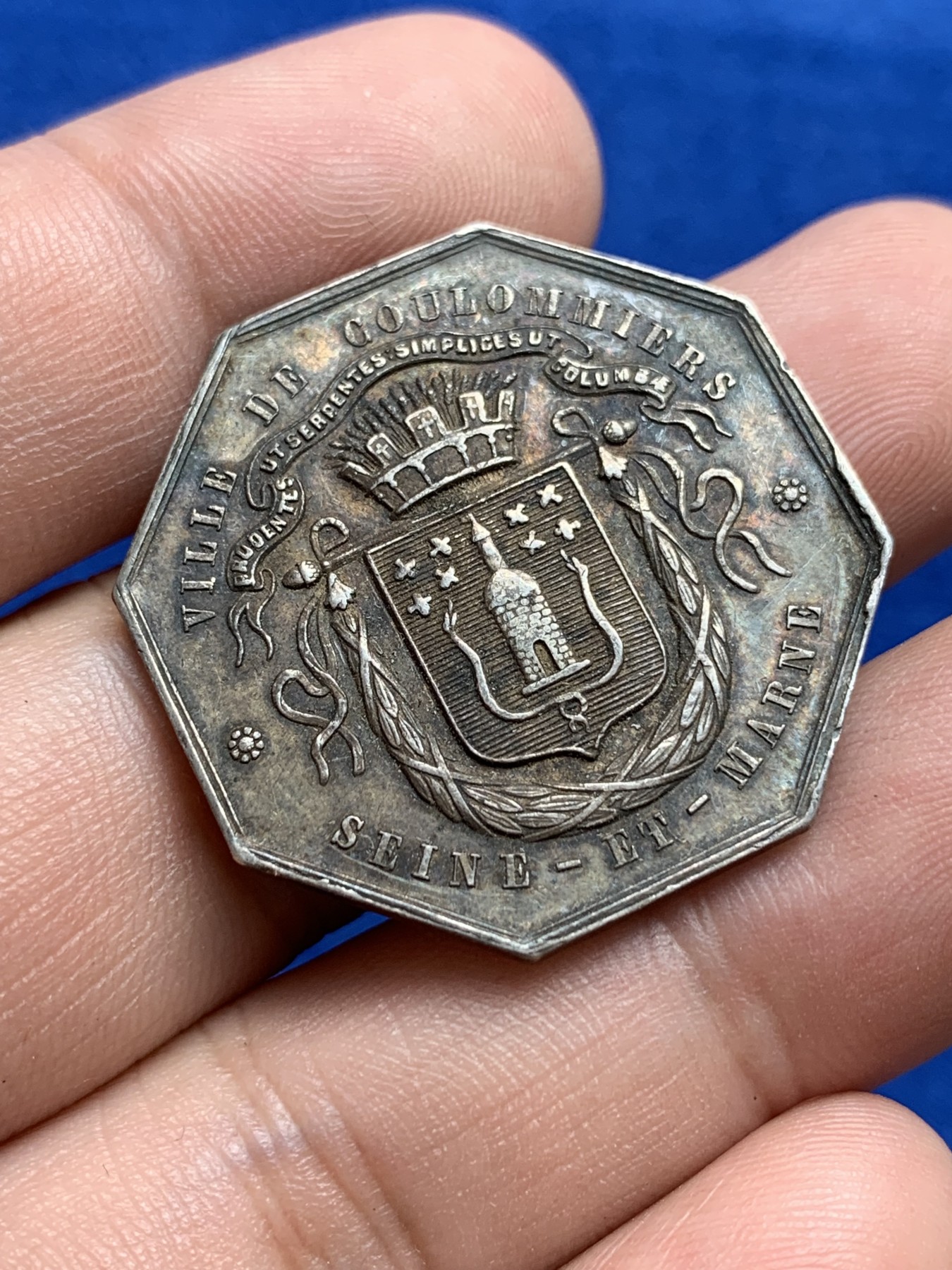 欢迎参加《竞宝斋》为国而庆 老张自藏专场 ，定制纪念章相赠 法国库仑米尔斯银质八角代币 31.1mm 12.4克 丰饶角银标 双面深包浆 品种不多