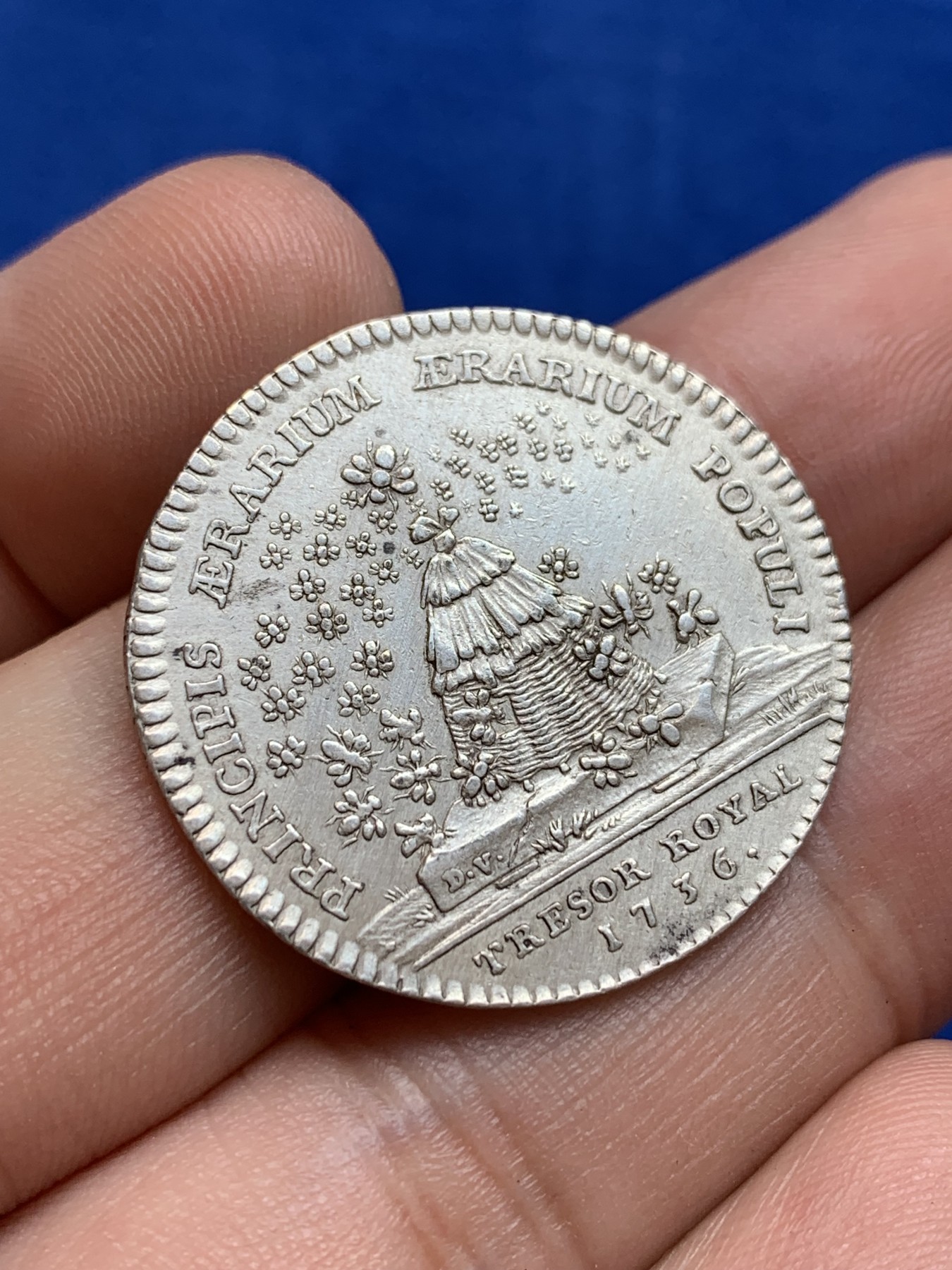 欢迎参加《竞宝斋》为国而庆 老张自藏专场 ，定制纪念章相赠 法国1736年 路易十五银质代币 7.9克 29.5mm 人像清晰 背面细节丰富