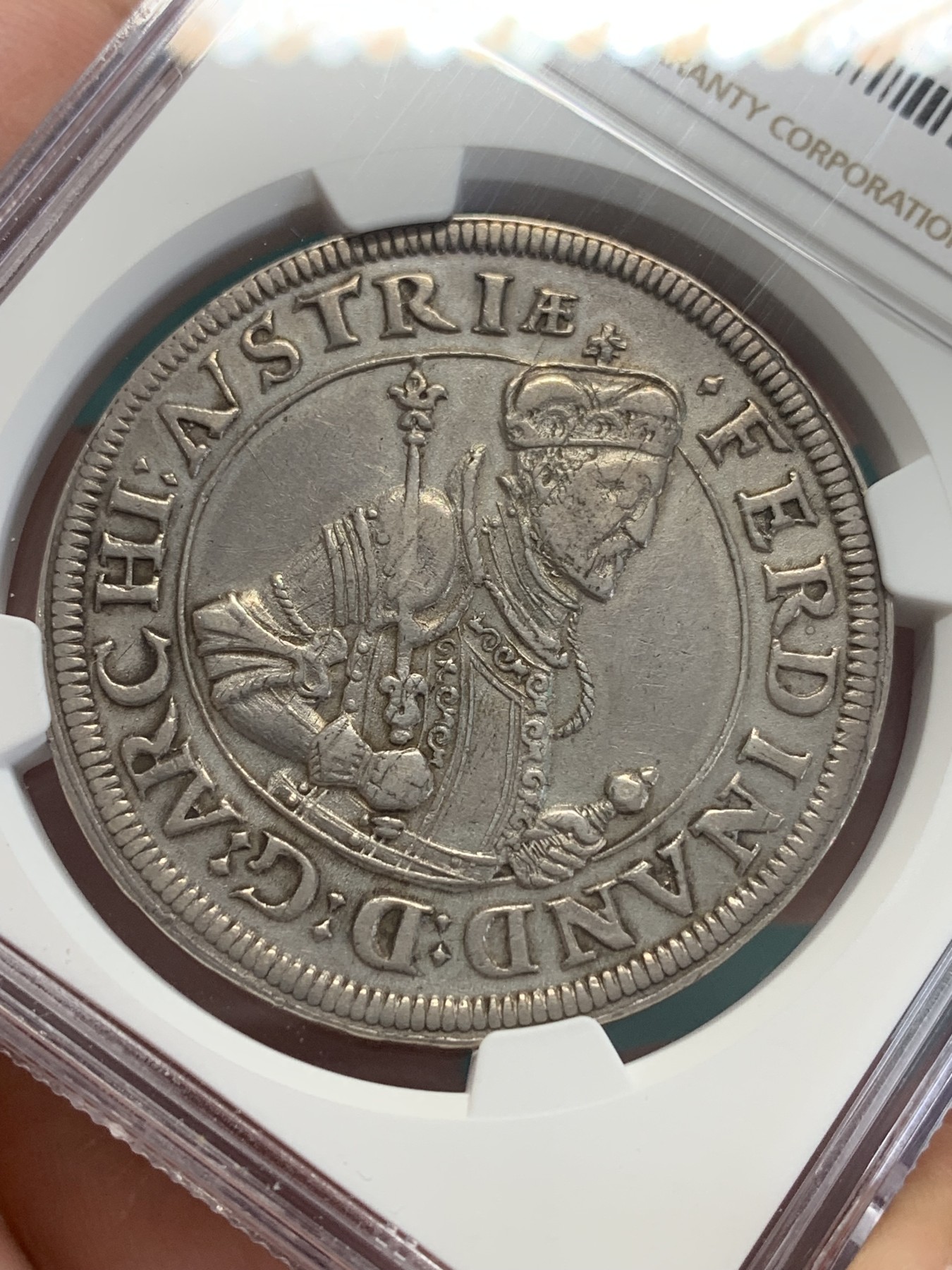 欢迎参加《竞宝斋》为国而庆 老张自藏专场 ，定制纪念章相赠 NGC XF 神圣罗马帝国 斐迪南二世 1564-95 泰勒大银币 400多年的岁月保持的这么好难得