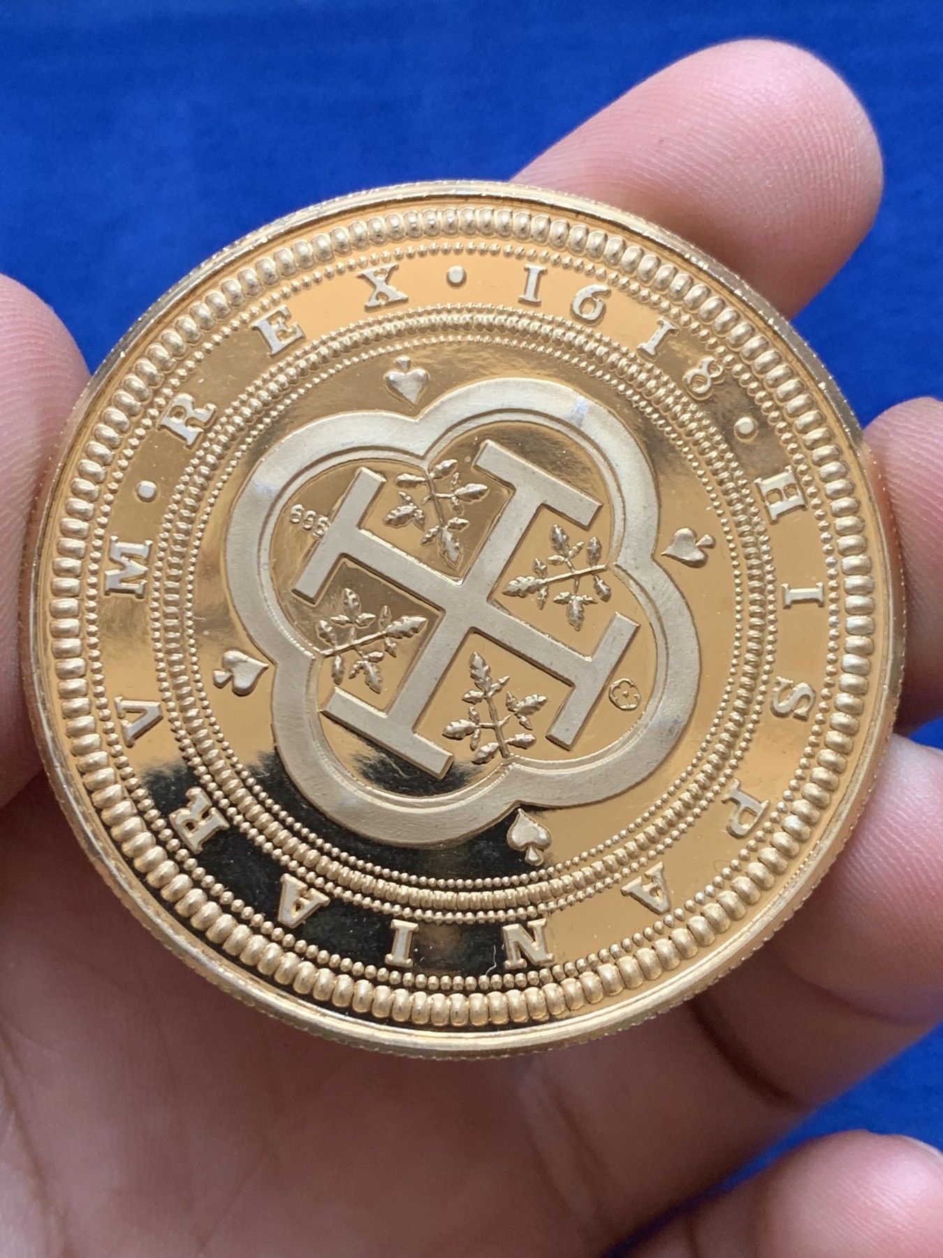 欢迎参加《竞宝斋》为国而庆 老张自藏专场 ，定制纪念章相赠 西班牙复刻版100R镀金银章 50.6mm 49.6克 打制清晰 金质质感