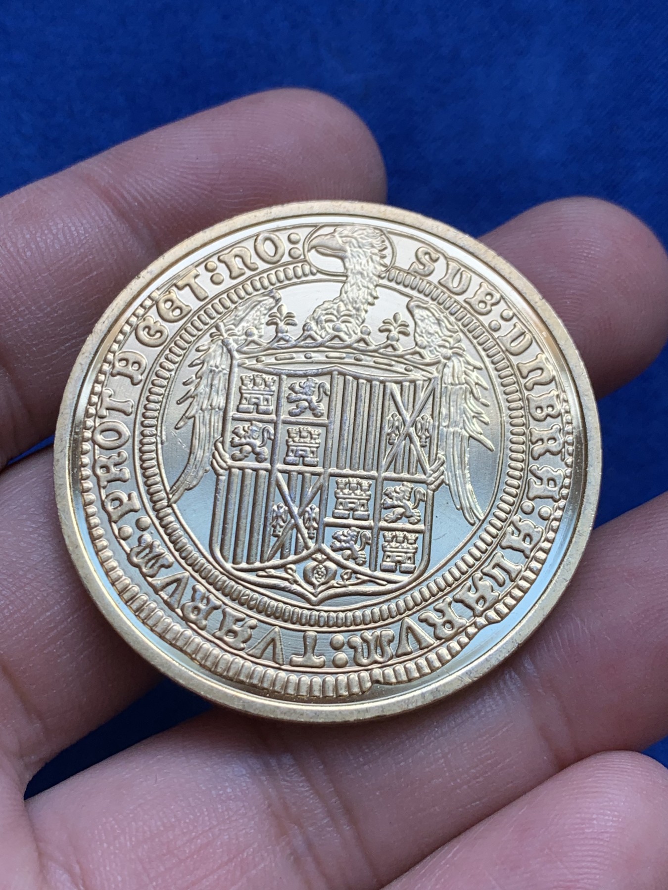 欢迎参加《竞宝斋》为国而庆 老张自藏专场 ，定制纪念章相赠 西班牙现代复刻镀金银章 双皇头像清晰逼真 镀金层完好 41.9mm 33.7克