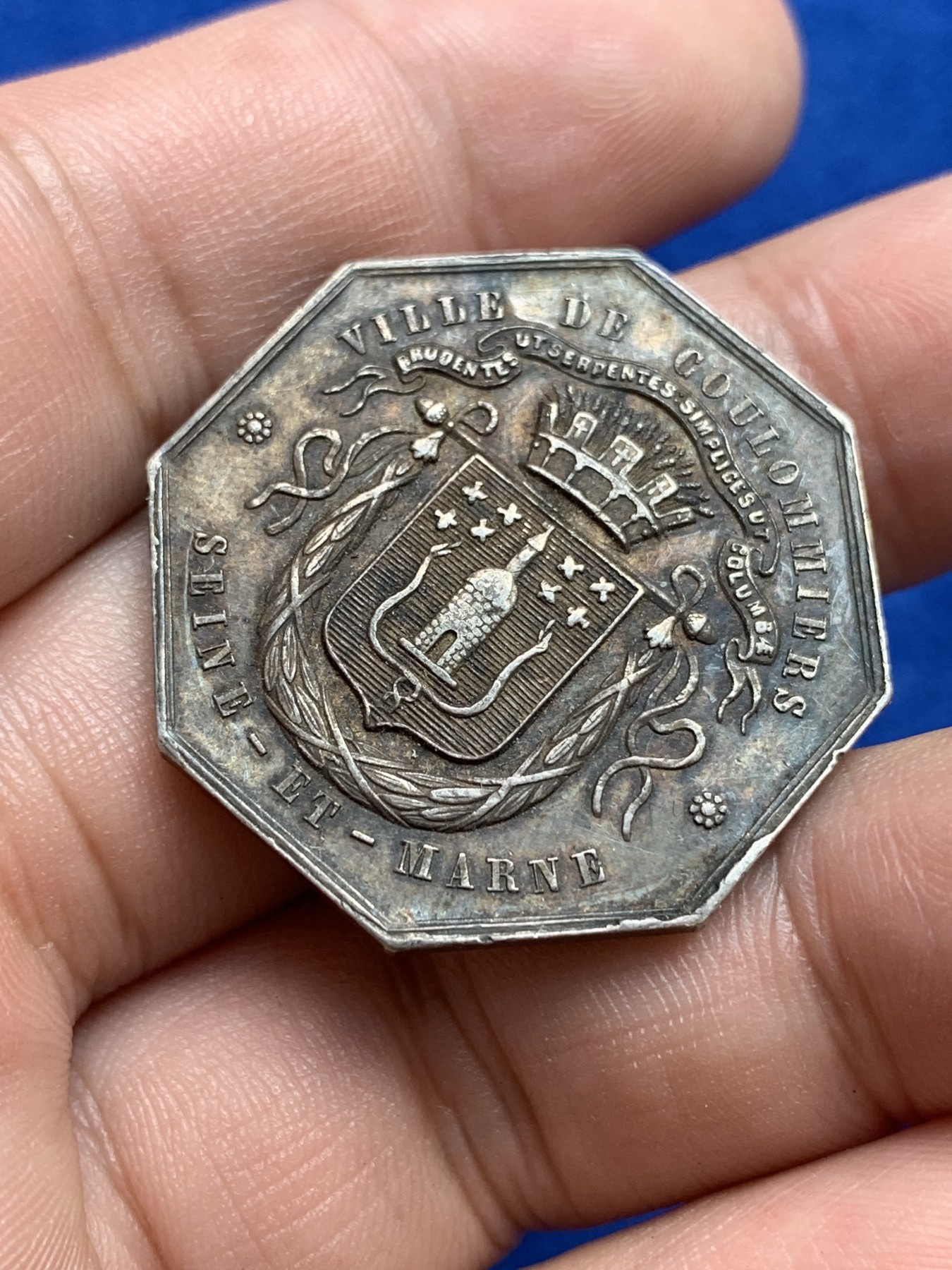 欢迎参加《竞宝斋》为国而庆 老张自藏专场 ，定制纪念章相赠 法国库仑米尔斯银质八角代币 31.1mm 12.4克 丰饶角银标 双面深包浆 品种不多