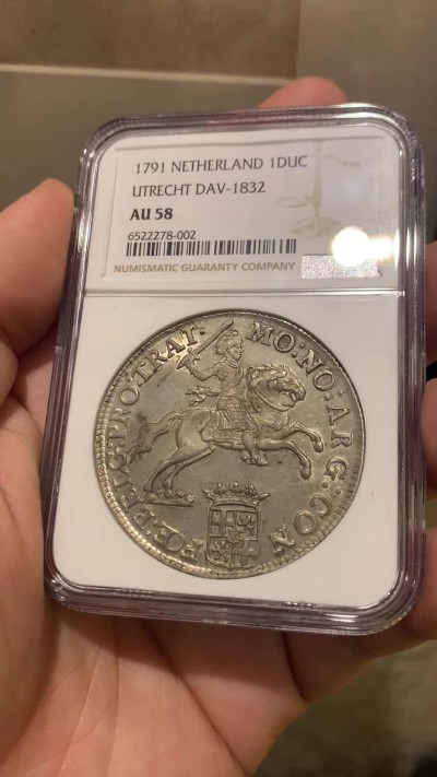 欢迎参加《竞宝斋》为国而庆 老张自藏专场 ，定制纪念章相赠 NGC AU58 荷兰 1791年 乌特勒支 骑士大马剑银币 32克多的大规格 细节极好 底光靓丽 58分中的战斗机