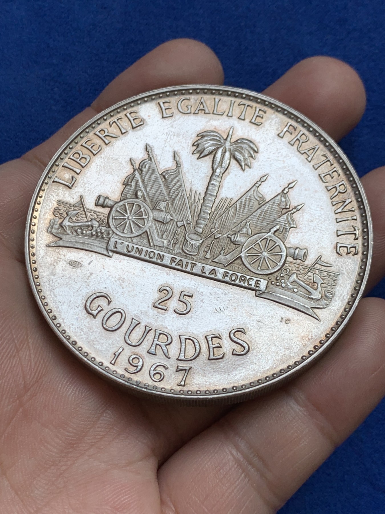 欢迎参加《竞宝斋》为国而庆 老张自藏专场 ，定制纪念章相赠 海地1967年十周年革命纪念25G精制大银币 118克 纯银