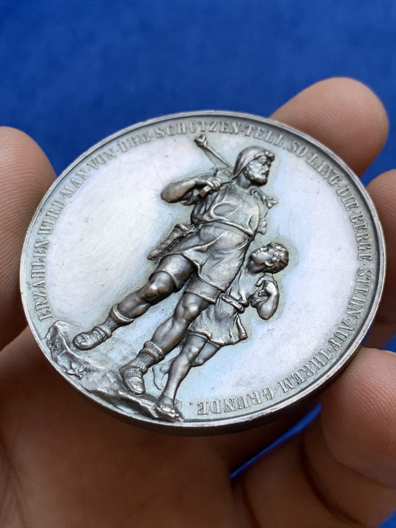 欢迎参加《竞宝斋》为国而庆 老张自藏专场 ，定制纪念章相赠 瑞士 1895年 威廉·泰尔 父子大银章 51.7克 50mm 高等级状态 大尺寸的unc缺陷的1600多，这枚状态极好 来价也高