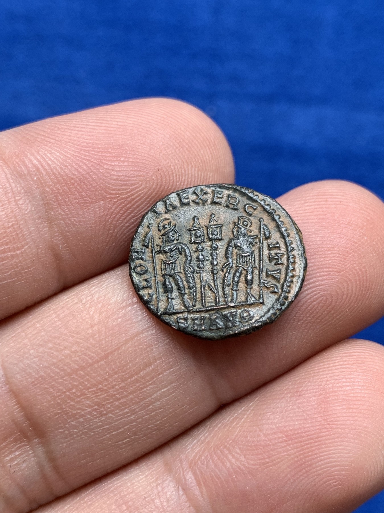 欢迎参加《竞宝斋》为国而庆 老张自藏专场 ，定制纪念章相赠 古罗马铜币 17.5mm 将近2000年前的工艺 细节非常好 背面人物无磨损