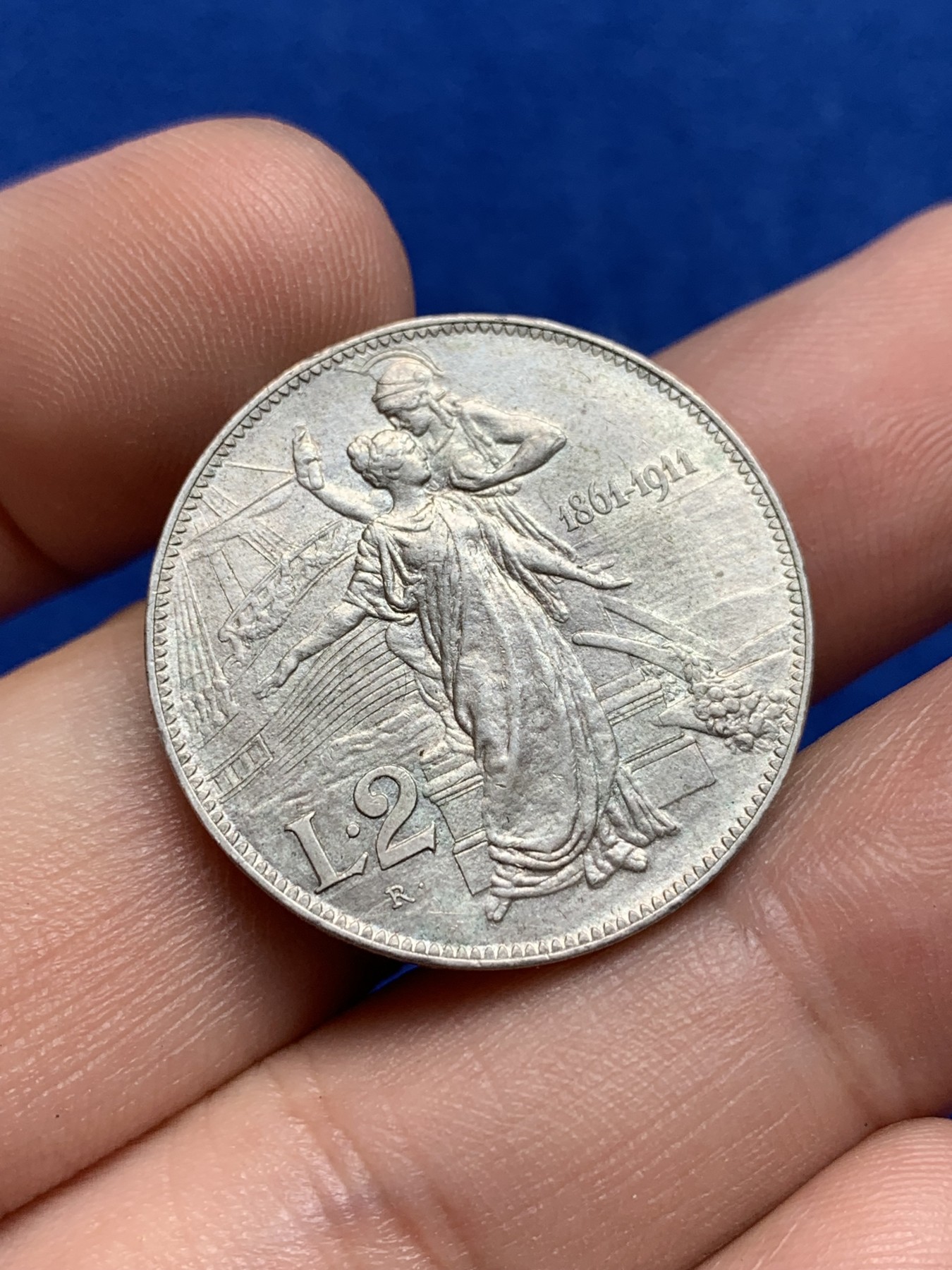 欢迎参加《竞宝斋》为国而庆 老张自藏专场 ，定制纪念章相赠 意大利1911年托奶2里拉银币 非常好的细节 可评级