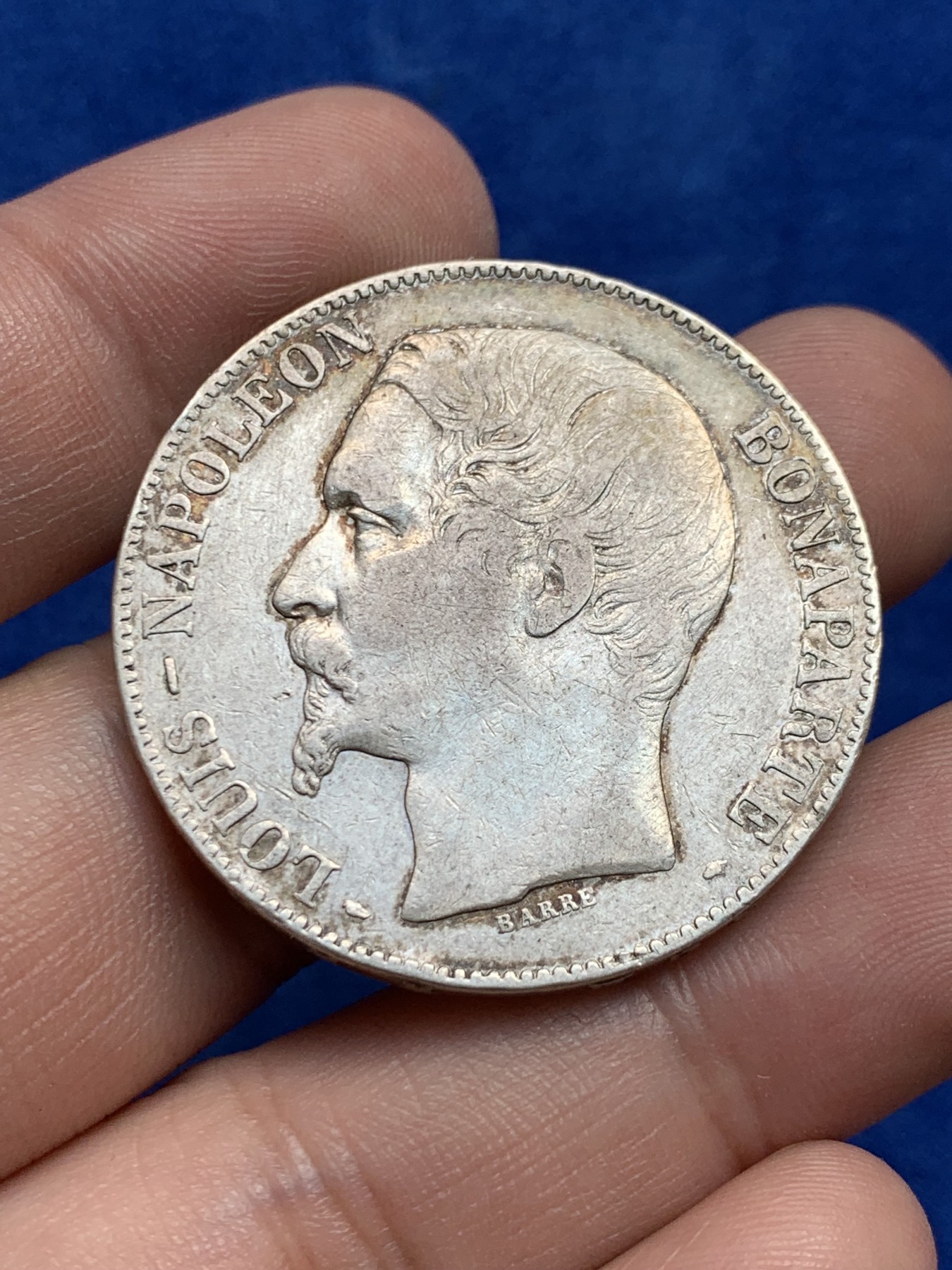 欢迎参加《竞宝斋》为国而庆 老张自藏专场 ，定制纪念章相赠 法国 1852年 拿破仑三世5法郎银币 无冠版 底光好双面包浆 安逸