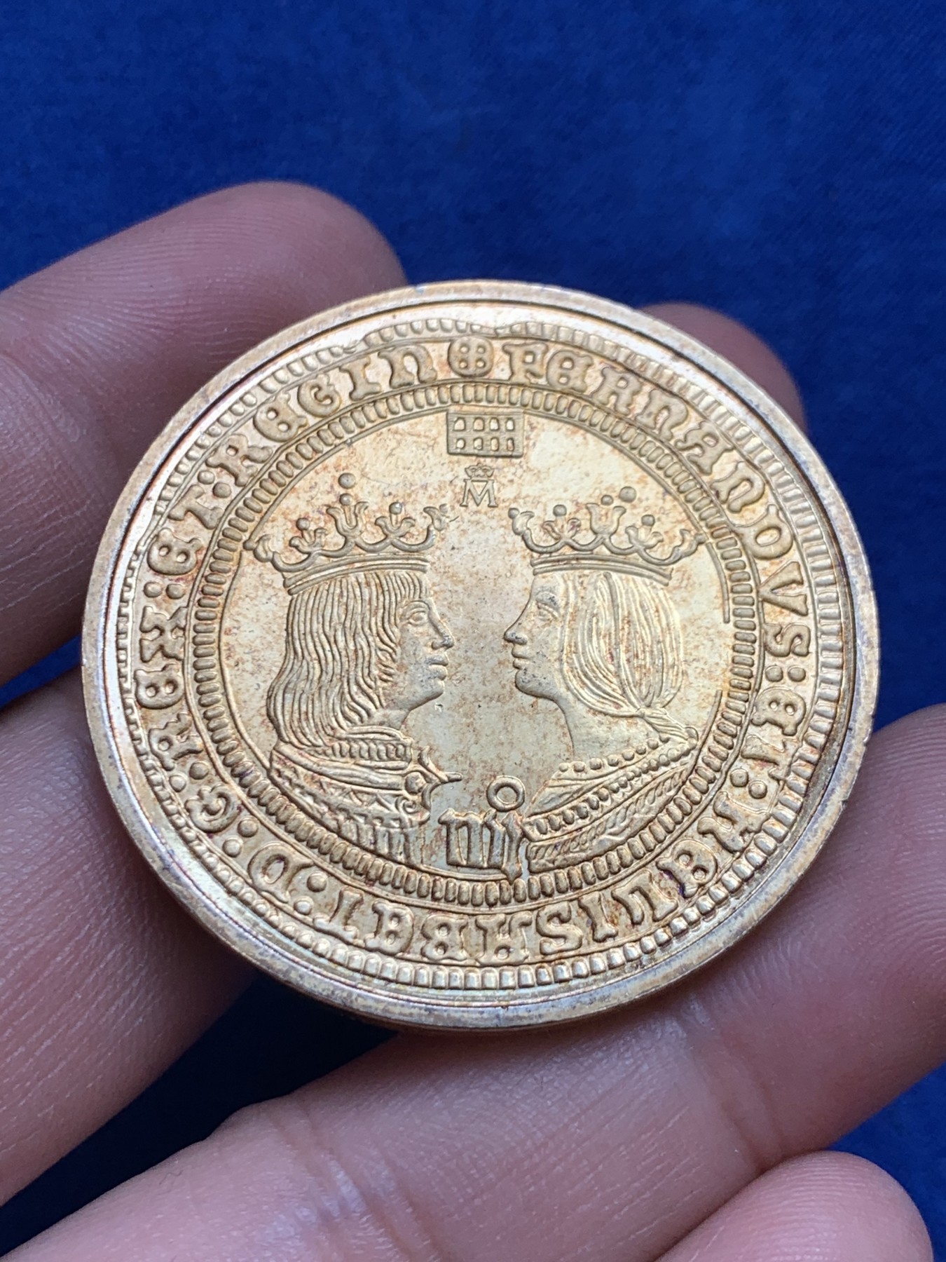 欢迎参加《竞宝斋》为国而庆 老张自藏专场 ，定制纪念章相赠 西班牙现代复刻镀金银章 双皇头像清晰逼真 镀金层完好 41.9mm 33.7克