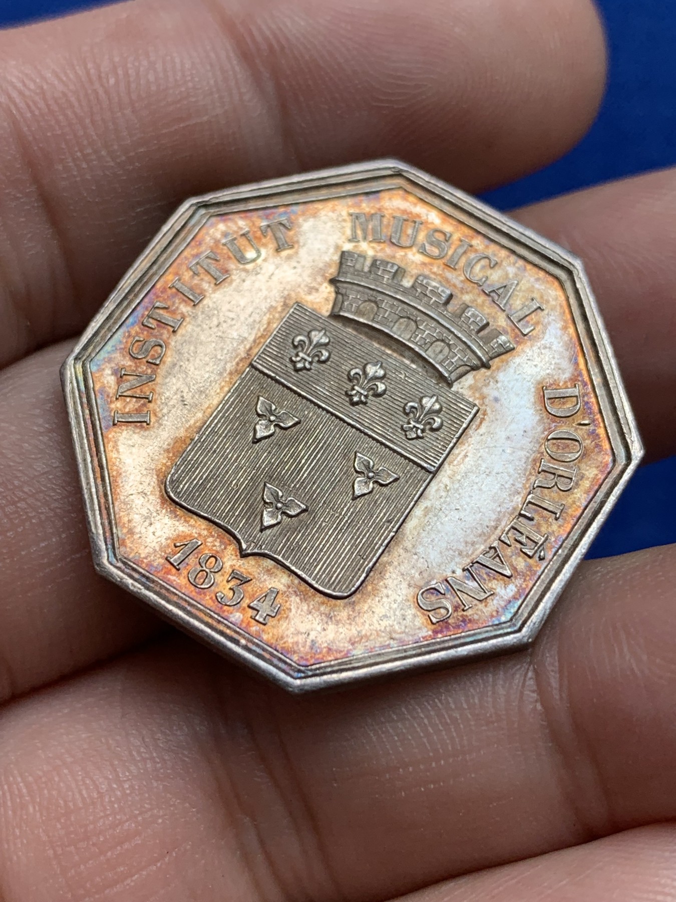 欢迎参加《竞宝斋》为国而庆 老张自藏专场 ，定制纪念章相赠 法国音乐节银质八角代币 少见品种 双面五彩包浆 底板非常好 丰饶角银标