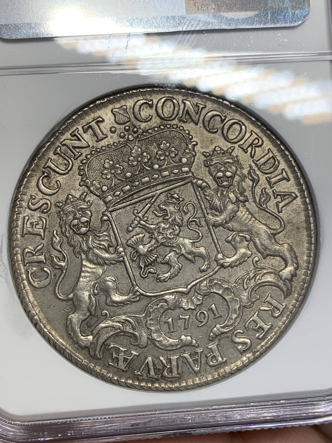 欢迎参加《竞宝斋》为国而庆 老张自藏专场 ，定制纪念章相赠 NGC AU58 荷兰 1791年 乌特勒支 骑士大马剑银币 32克多的大规格 细节极好 底光靓丽 58分中的战斗机