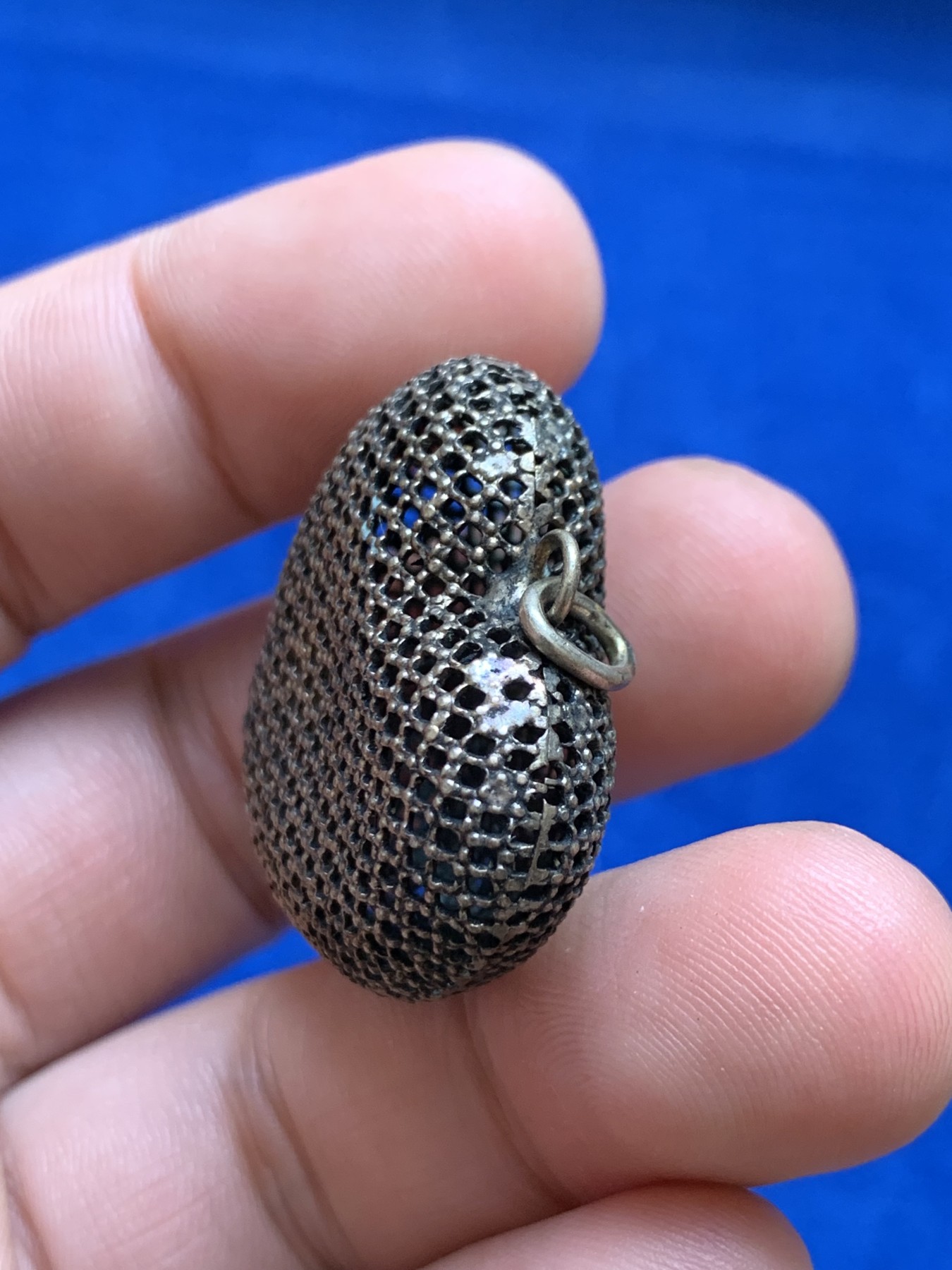 欢迎参加《竞宝斋》为国而庆 老张自藏专场 ，定制纪念章相赠 欧洲老工艺 镂空银质 心形 吊坠一个 5.5克 31.8x35.7x13mm